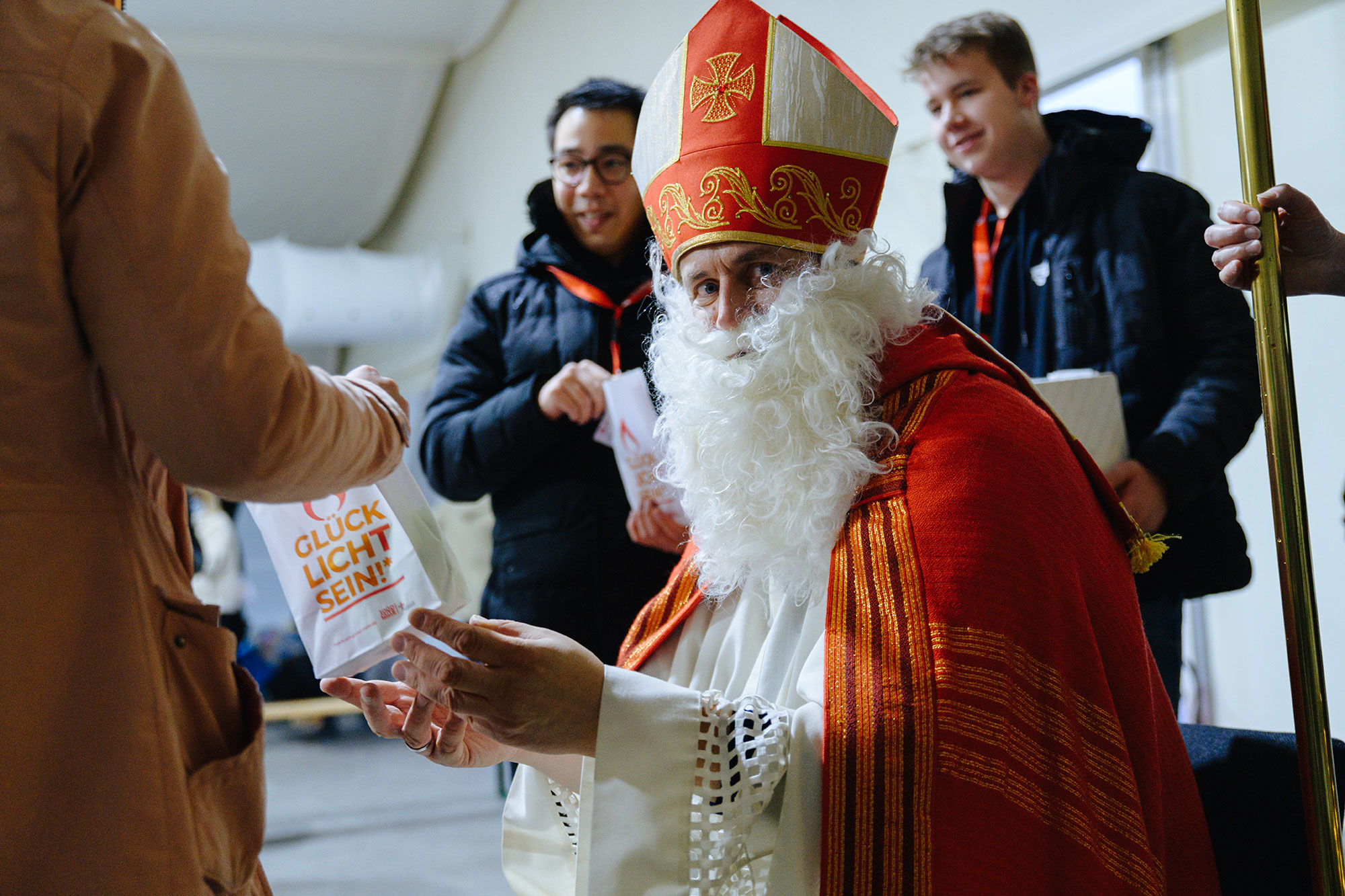 In Büren verteilt der Nikolaus Glücklicht-Tüten.