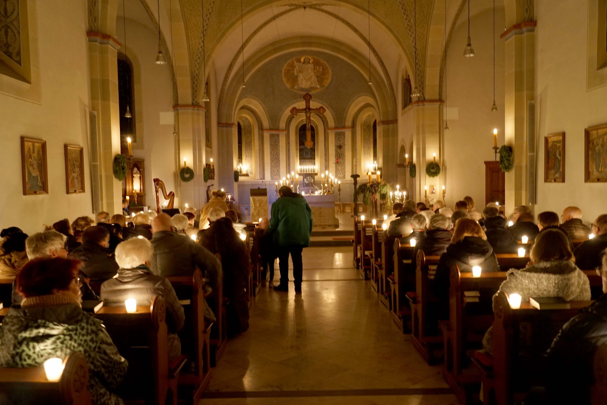 Zahlreiche Kerzen und leise Musik machen die besondere Atmosphäre einer Roratemesse in der Kirche Hl. Schutzengel in Castrop-Rauxel Frohlinde aus. Foto: Michael Bodin / Erzbistum Paderborn