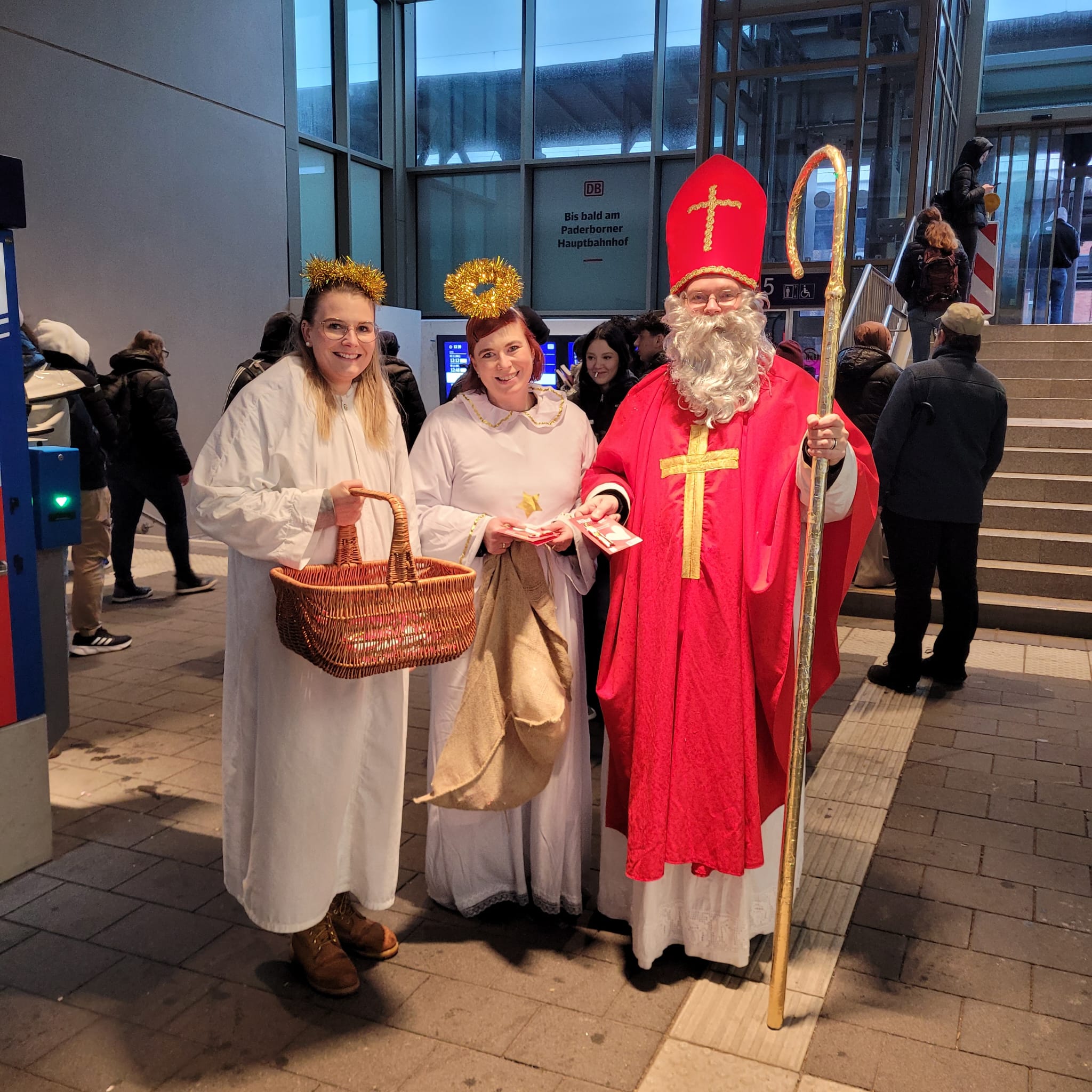 Begleitet von seinen Engeln zog der Nikolaus am 5. und 6. Dezember durch die Paderborner Innenstadt.