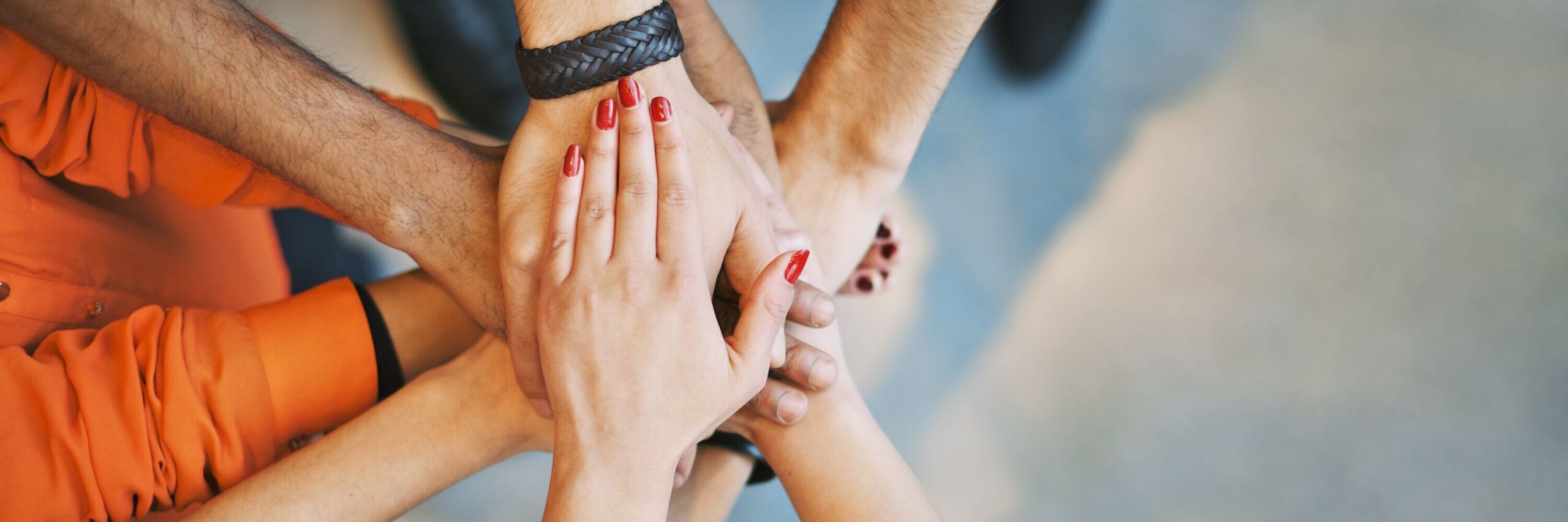 Hände übereinander