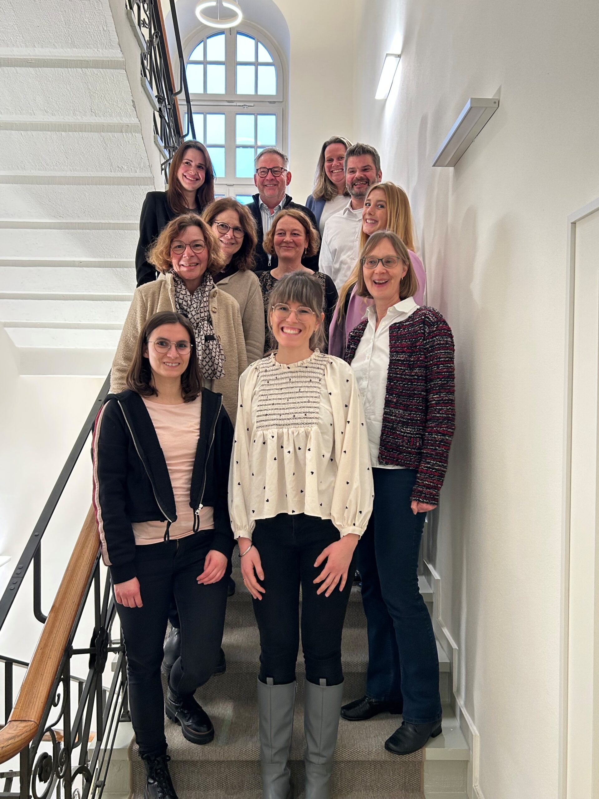 Gesamtteam des Projekts (v.li.): In der vorderen Reihe Vanessa Jaenke und Lisa Junghans-Seefeld (beide Universität Bielefeld). Dahinter Professorin Dr. Anna-Maria Kamin (Universität Bielefeld) und Professorin Dr. Heike M. Buhl (Universität Paderborn). In der dritten Reihe Professorin Dr. Dorothee M. Meister (Universität Paderborn), Nicole Kieselbach (Neue Wege des Lernens e.V.) und Lisa Jungkeim (Universität Paderborn). Hinten stehen Dr. Nicole Gruchel (Universität Paderborn), Volker Wittenbröker (Neue Wege des Lernens e.V.), Anne Jungkamp und Daniel Burghardt (beide Katholische Erwachsenen- und Familienbildung Erzbistum Paderborn).
