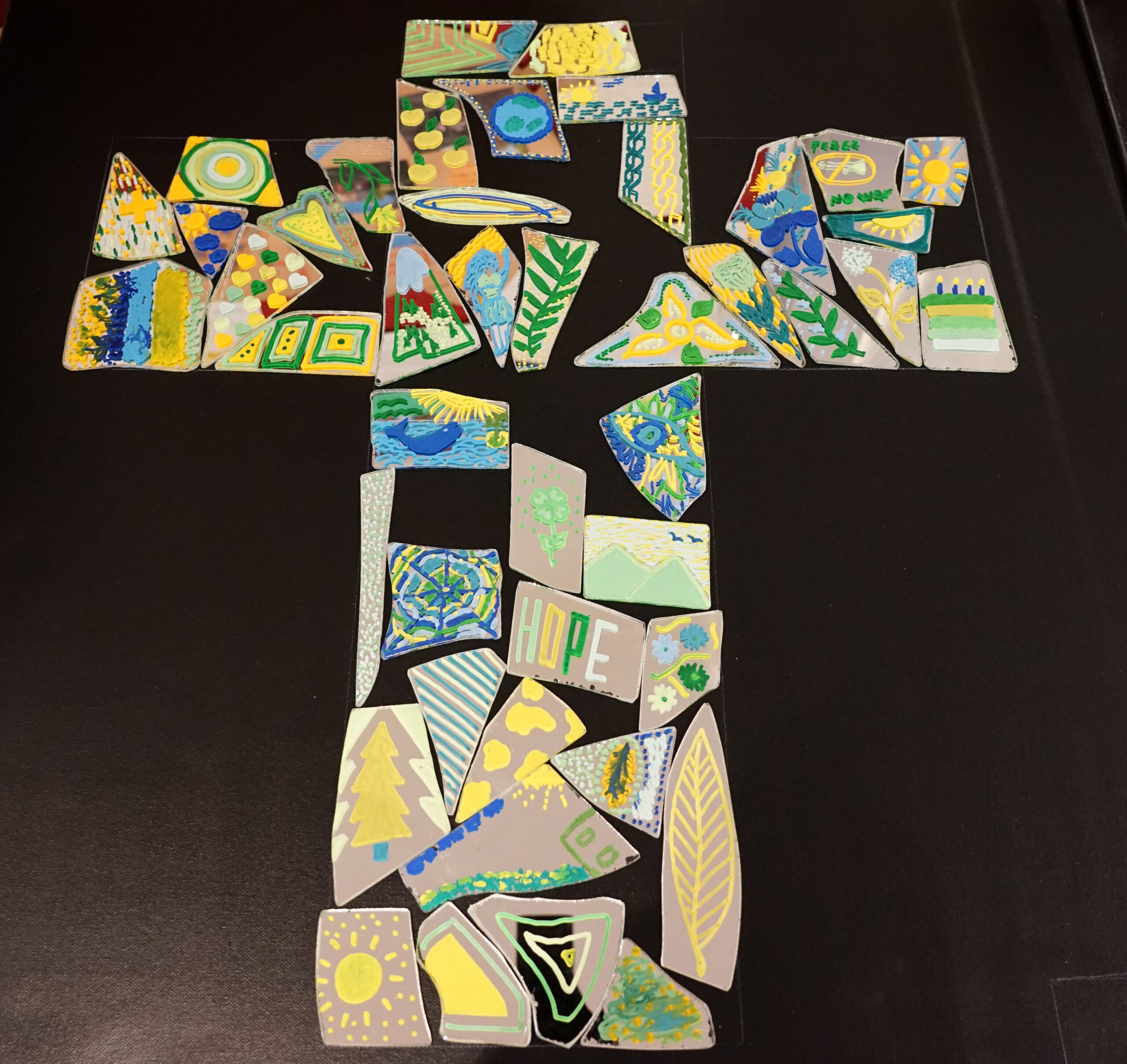 Blau und Gelb als Farben der Ukraine und Grün als Farbe der Hoffnung standen für die Gestaltung der Spiegelbilder zur Verfügung. Foto: Michael Bodin / Erzbistum Paderborn