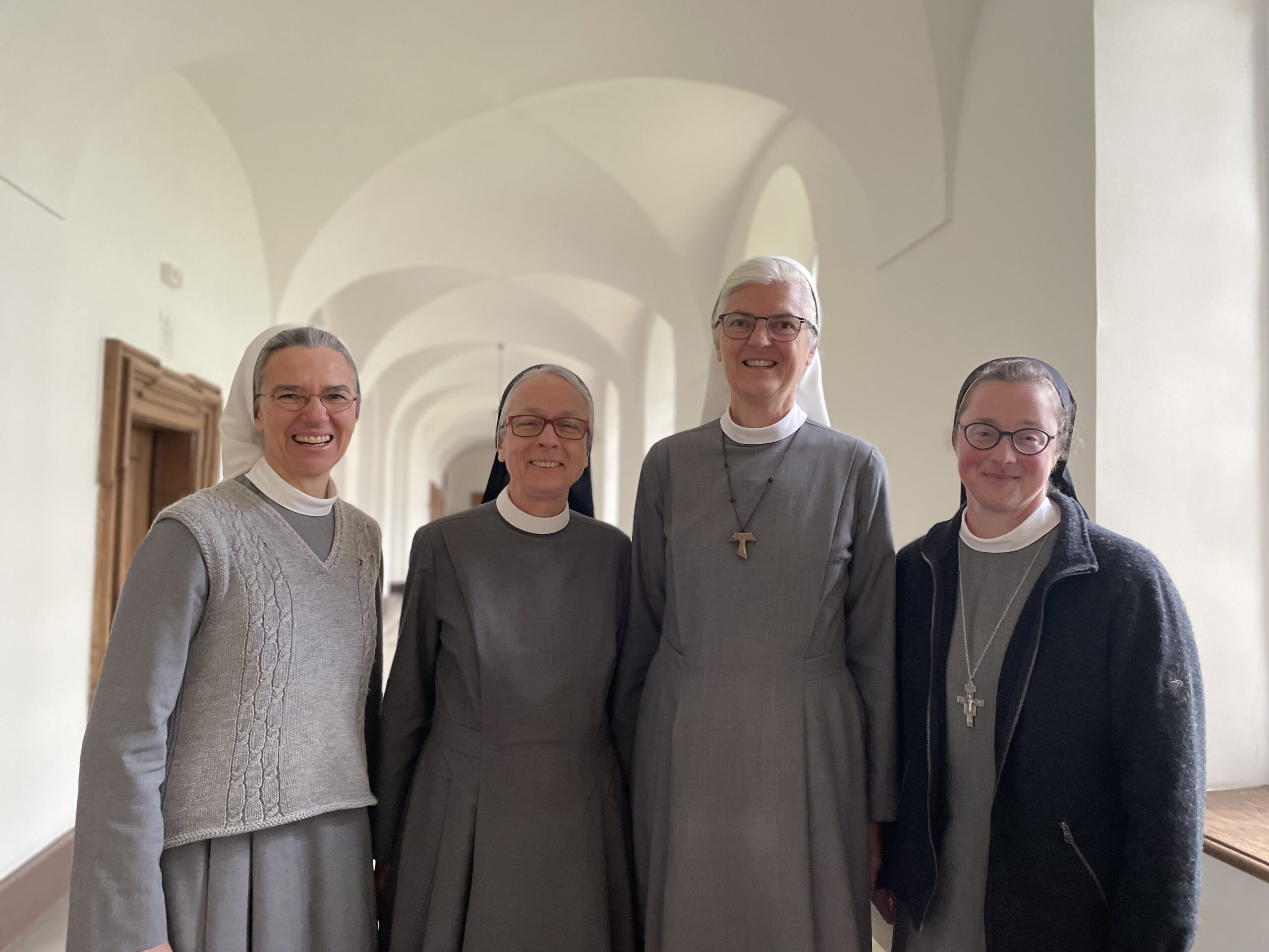 Die Gründungsschwestern des neuen Konvents in Dortmund (v.l.n.r.): Sr. M. Annette Eisele, Sr. Maria Schneiderhan und Sr. Marilen Arteaga mit Provinzoberin Sr. Marie-Sophie Schindeldecker (rechts). Foto: Franziskanerinnen Sießen