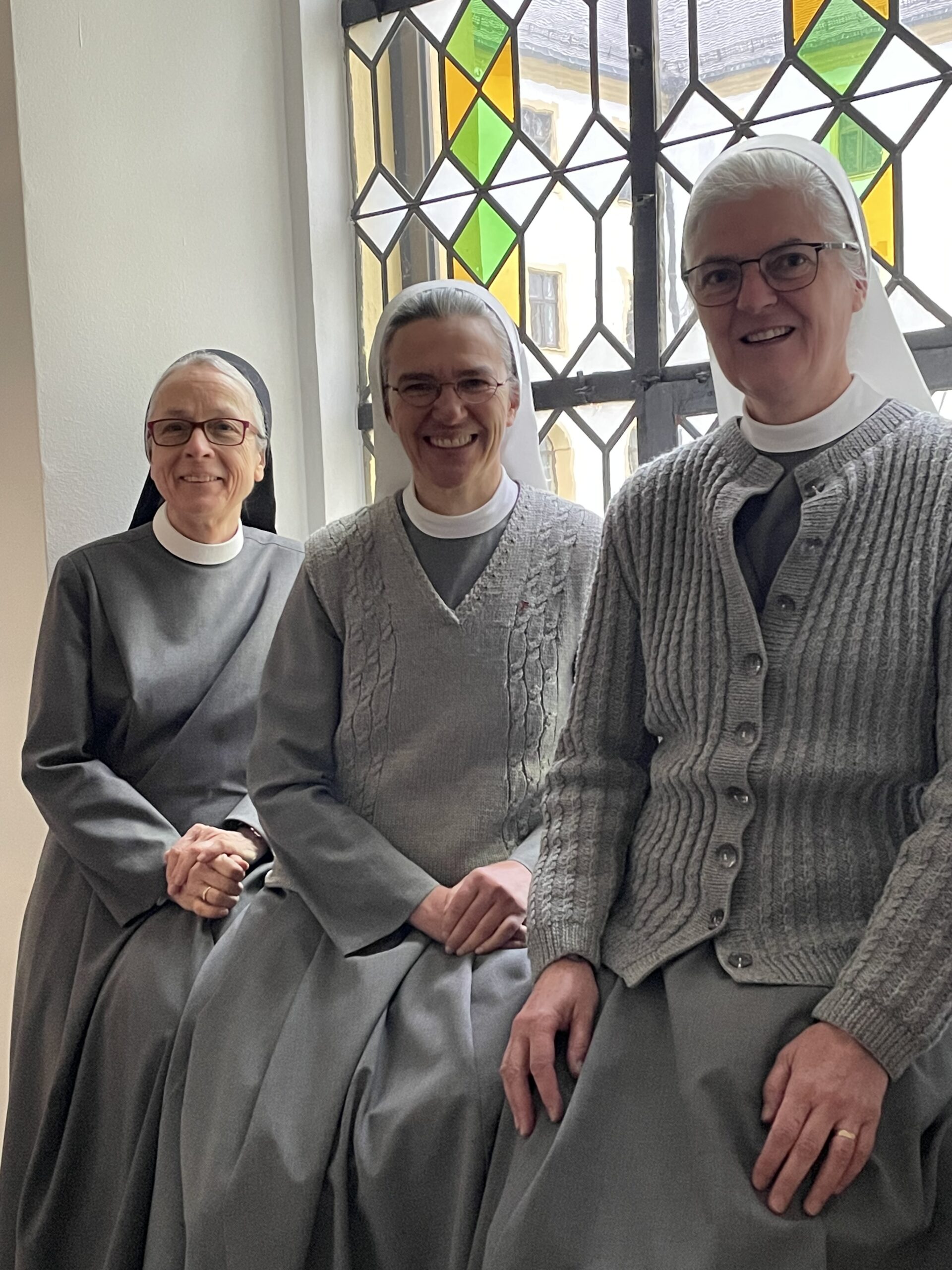 Bilden den Konvent der Franziskanerinnen von Sießen in Dortmund (v.l.): Sr. Maria Schneiderhan, Sr. M. Annette Eisele und Sr. Marilen Arteaga. Foto: Franziskanerinnen Sießen