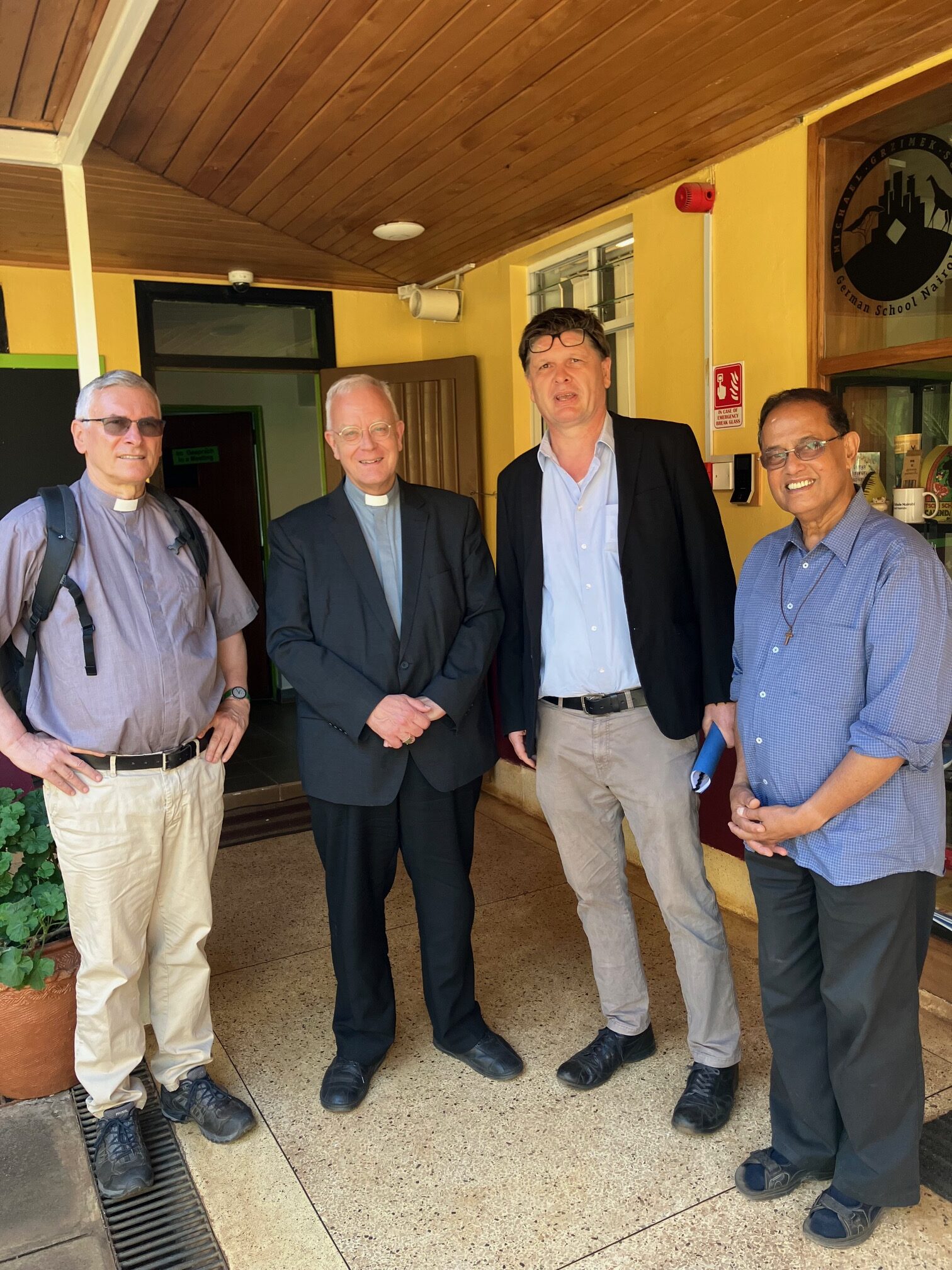 Beusch bei der deutschen Schule in Kenia: Weihbischhof König und der stellvertretende Direktor Andreas Klare aus Bühne.