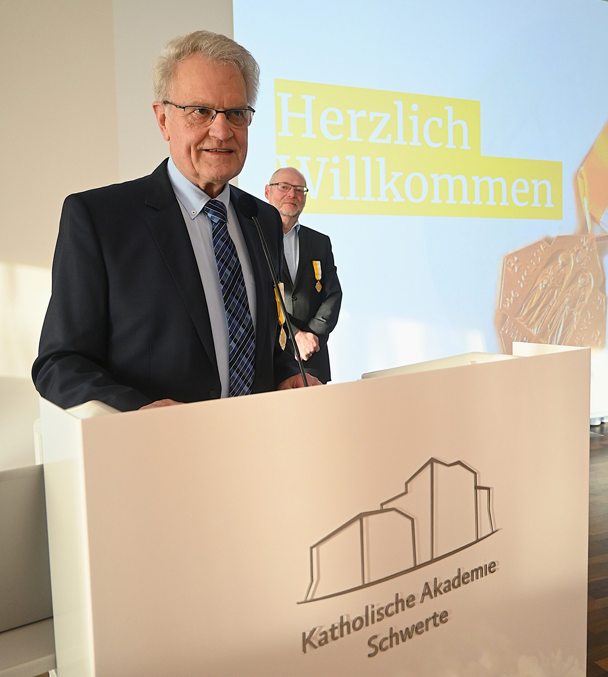 Hans-Bernd Marks lässt sich nicht gerne im Rampenlicht auszeichnen. Daher äußerte er umso eindringlicher: „Ich widme den Orden allen, die sich für das Kirchenasyl in Deutschland einsetzen!“