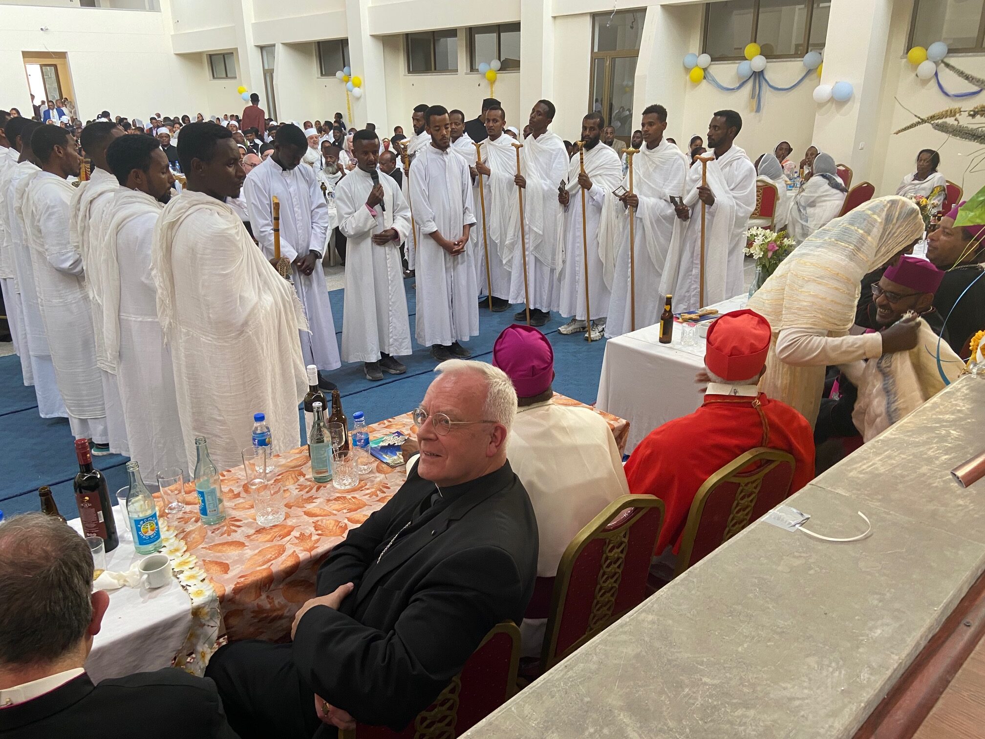 Geistlicher Tanz: Weihbischof König mit Pater Gregor Schmidt (Provinzial der Comboni Missionare) mit Wurzeln in Werl