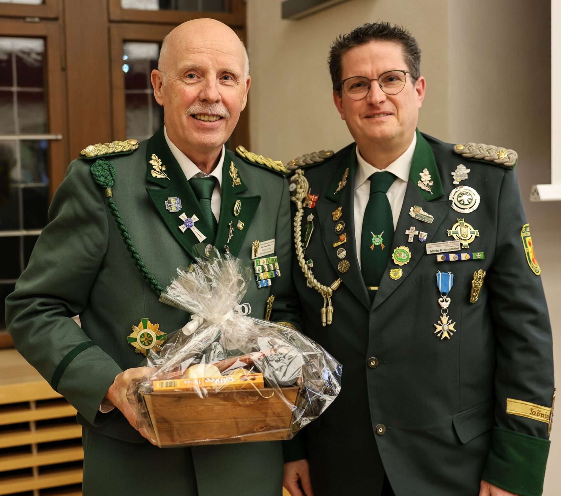 Verbaschiedung stellv. Bundesschützenmeister und Ehren-Diözesanschießmeister Walter Finke (links), rechts im Bild Mario Kleinemeier Diözesanbundesmeister Mario Kleinemeier.