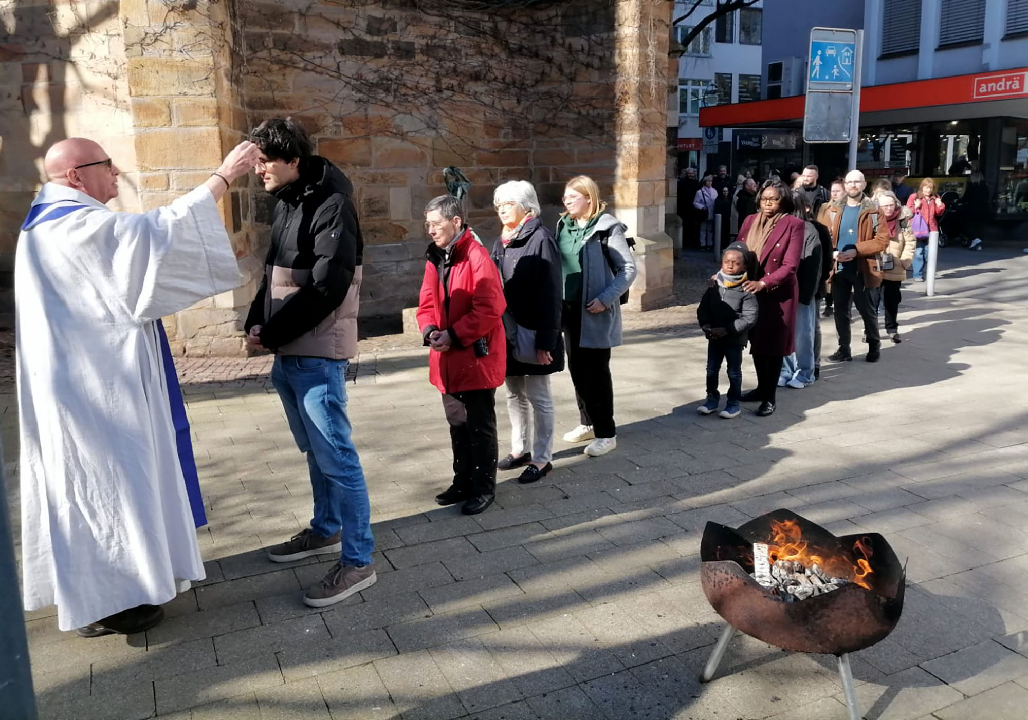 Bei der Austeilung des Aschekreuzes sprach Pastor Tausch die Worte „Kehr um und glaub an das Evangelium!“. Foto: Katholisches Forum Dortmund