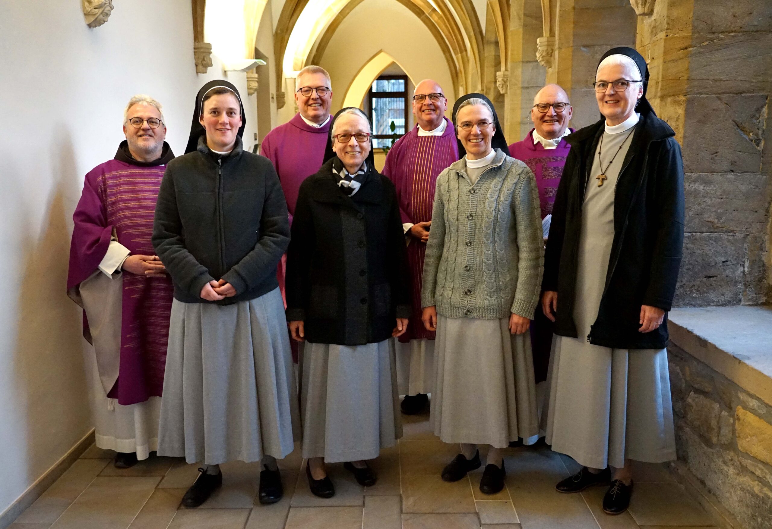 Einführung der Sießener Franziskanerinnen in Dortmund (v.l.): Bruder Martin Lütticke ofm, Schwester Franja Köhler, Generalvikar Monsignore Dr. Michael Bredeck, Schwester Maria Schneiderhan, Pastor Stefan Tausch, Schwester M. Annette Eisele, Propst Andreas Coersmeier und Schwester Marilen Arteaga. Foto: Michael Bodin / Erzbistum Paderborn