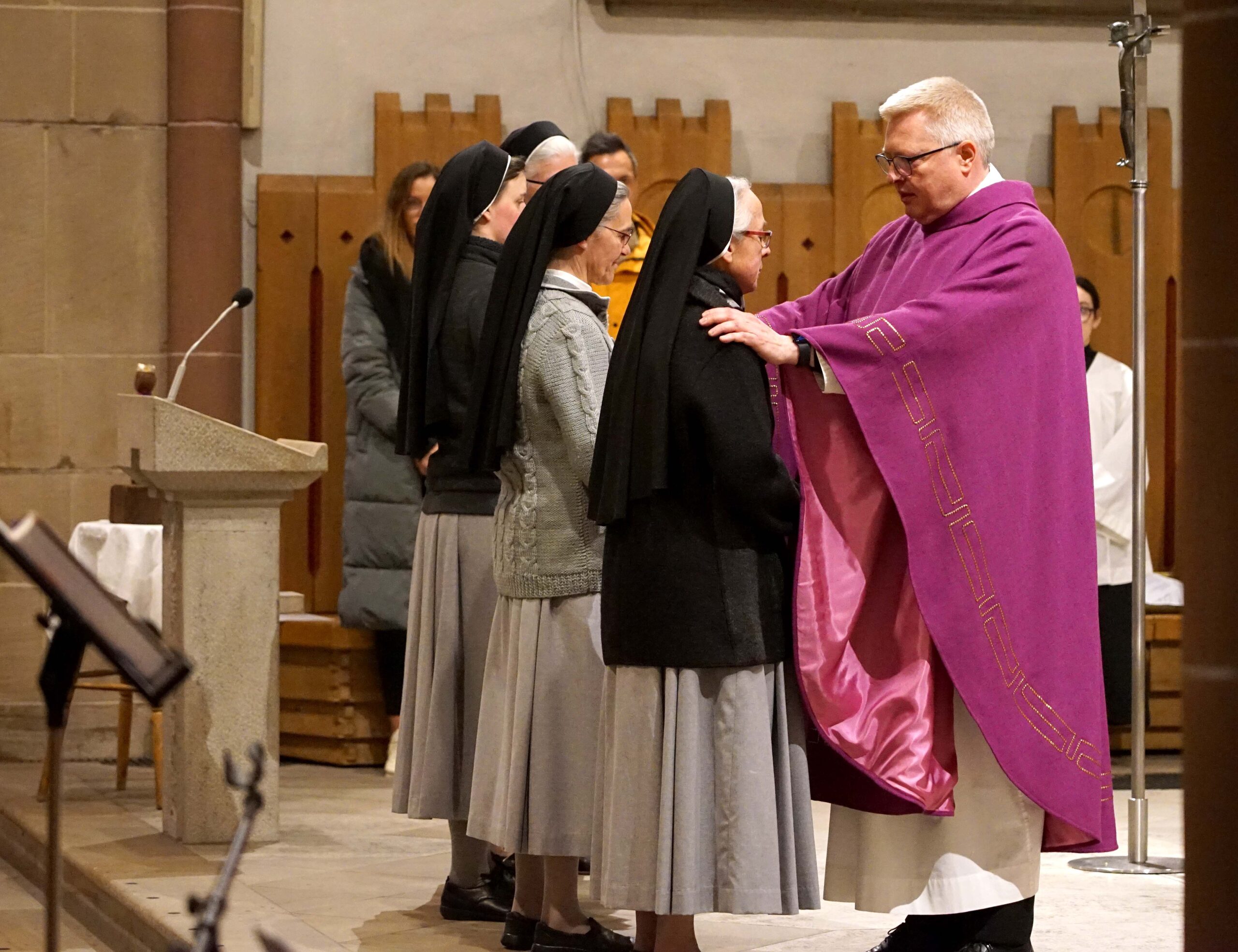 Generalvikar Monsignore Dr. Michael Bredeck segnete die vier Ordensschwestern der Franziskanerinnen von Sießen für ihre neuen Aufgaben in Dortmund. Foto: Michael Bodin / Erzbistum Paderborn