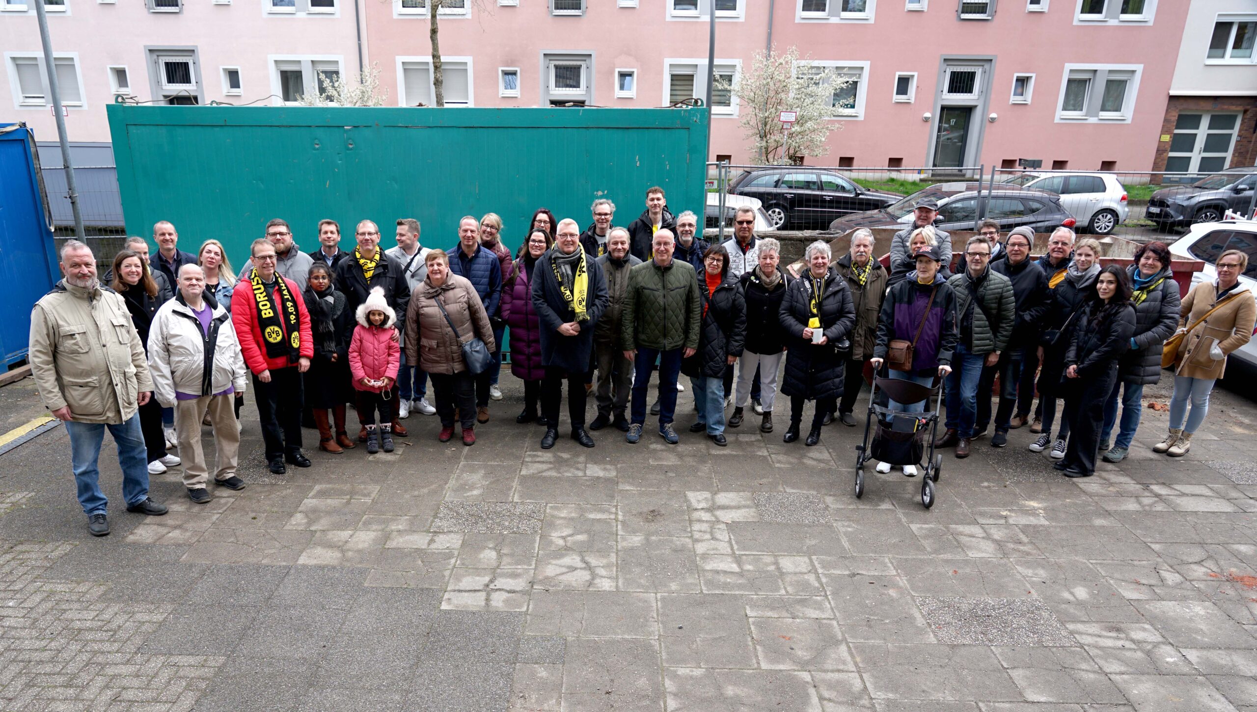 Zur Baustellenbegehung in der BVB-Gründerkirche trafen sich am Sonntag Mitglieder des Pfarrgemeinderates und des Kirchenvorstandes gemeinsam mit dem Paderborner Generalvikar Monsignore Dr. Michael Bredeck und Thomas Klöter, Leiter des Bereichs Pastorale Dienste im Erzbischöflichen Generalvikariat, Architektin Claudia Bolle-Reißenweber, Innenarchitekt Ludger Schwarze-Blanke, die Projektleiter Karsten Haug und Stefan Magh sowie zahlreiche Vertreterinnen und Vertreter der Kooperationspartner, wie die Katholische Jugendhilfe Dortmund GmbH, der Sportverband DjK und weitere. Foto: Michael Bodin / Erzbistum Paderborn