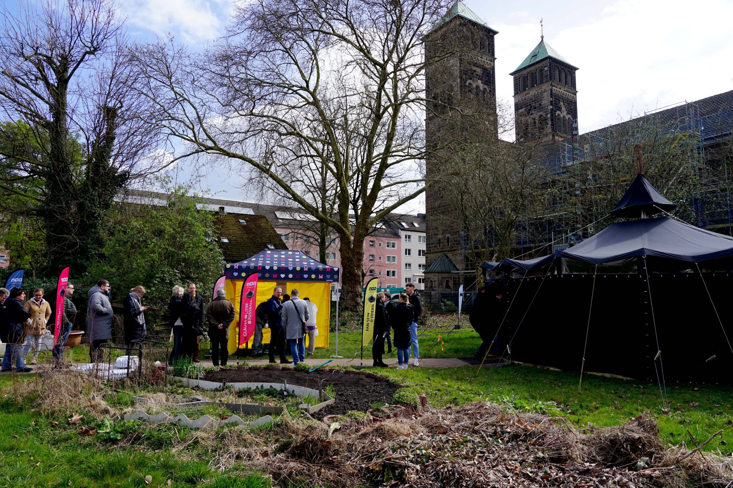 Im Welcome-Zelt hinter der Kirche findet während der Umbauphase ein abwechslungsreiches Programm für alle Generationen statt. Foto: Michael Bodin / Erzbistum Paderborn