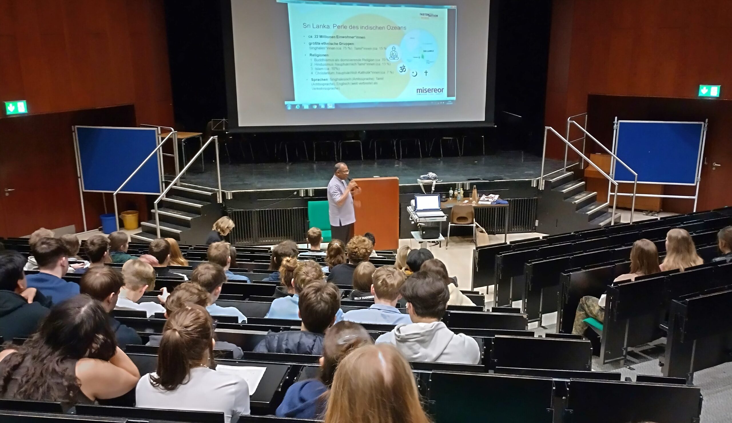 Zum Abschluss seines Besuchs sprach Bischof Jude N. Silva mit Oberstufenschülerinnen und -schülern des Goerdeler-Gymnasiums.