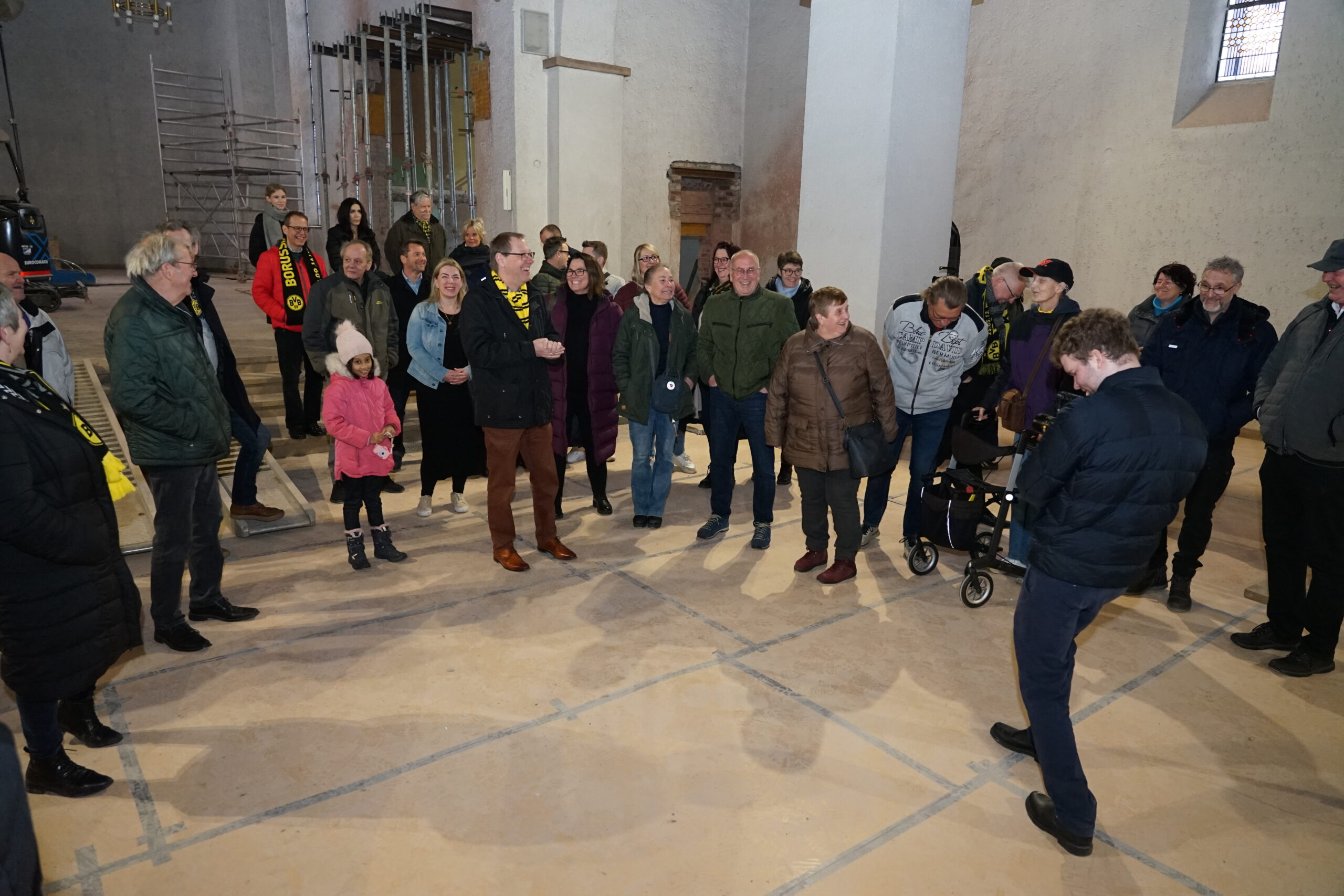 Karsten Haug (Mitte) stellte in der BVB-Gründerkirche in Dortmund die Planungen für den Umbau und die künftige Nutzung vor. Foto: Michael Bodin / Erzbistum Paderborn