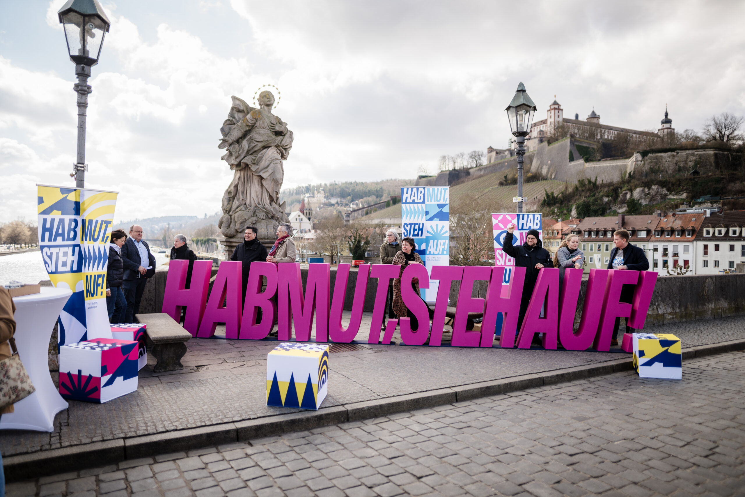 Das Motto des Katholikentages 2026 in großen violetten Buchstaben