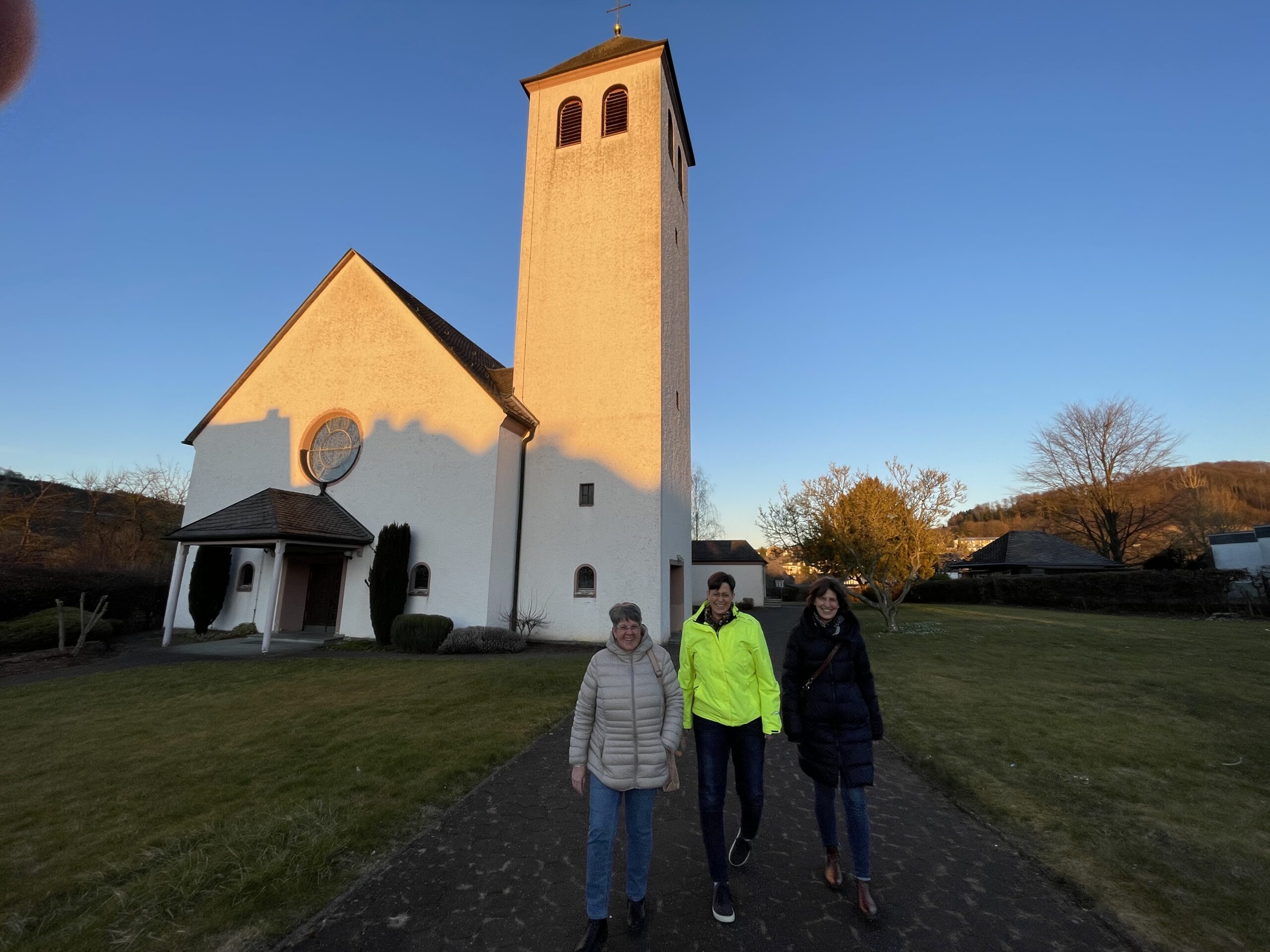 Projektkirche Christkönig in Bestwig, im Vordergrund drei der Gestalterinnen