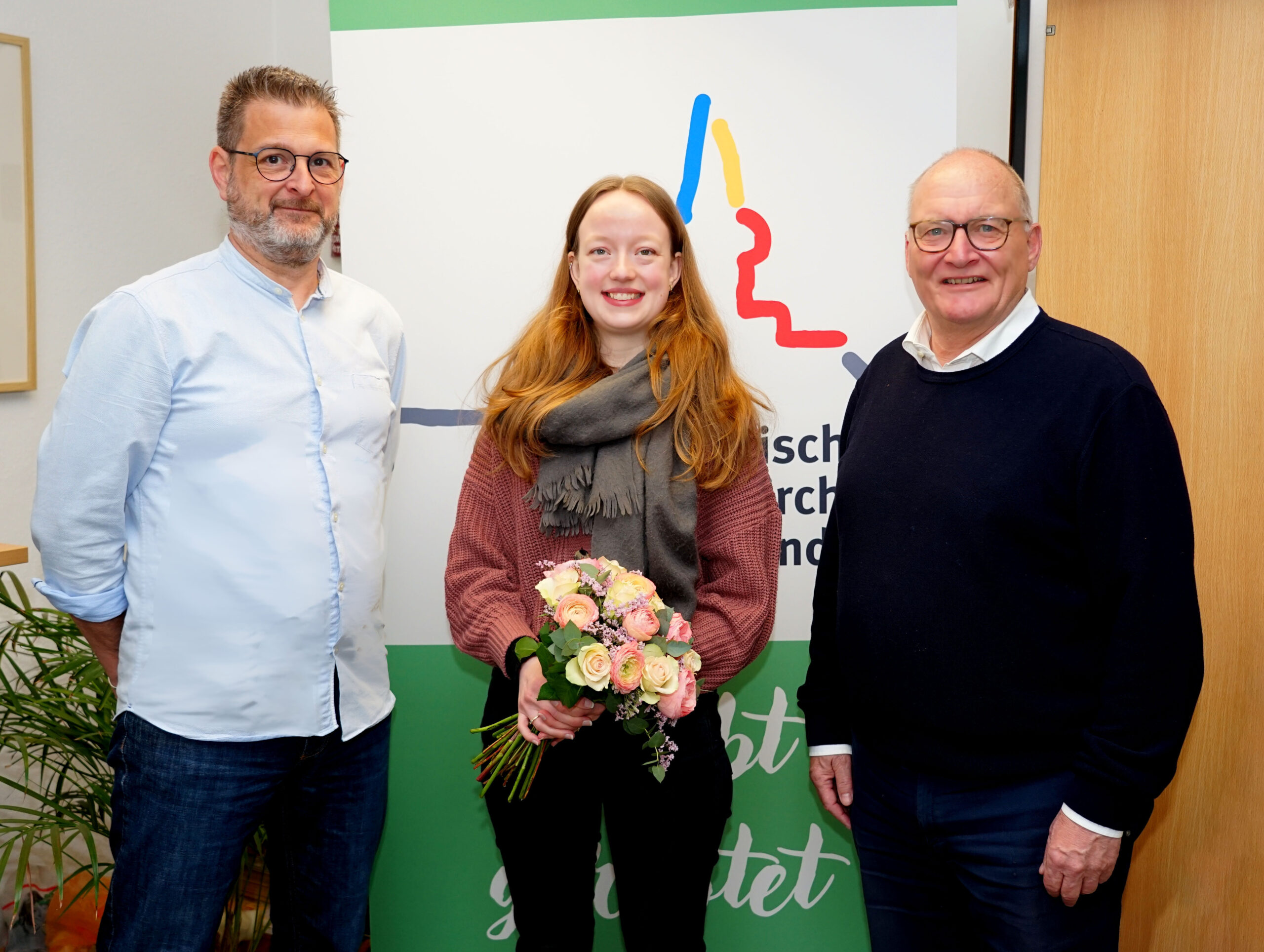 Propst Andreas Coersmeier (rechts) und Geschäftsführer Thomas Renneke (links) begrüßten am Dienstag Sophie Schubert im Team der Katholischen Stadtkirche Dortmund und wünschten der neuen Mitarbeiterin einen guten Start. Foto: Michael Bodin / Katholische Pressestelle Dortmund