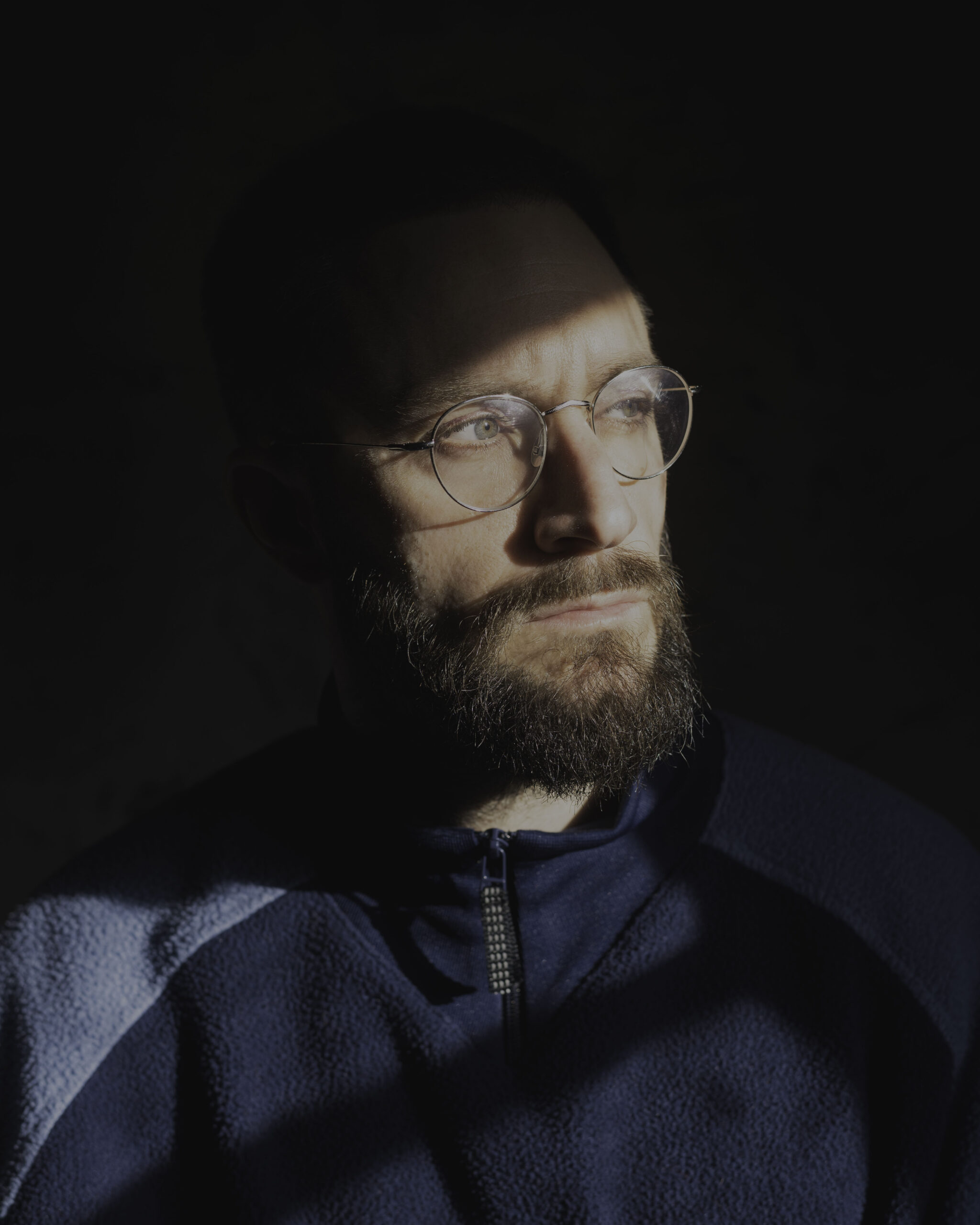 Der Fotojournalist Felix Kleymann begleitete Menschen auf ihrer Fluchtroute nach Europa. Seine eindrucksvollen Aufnahmen werden vom 13. Mai bis 17. Mai auf großen LKW-Planen im Klostergarten im Propsteihof in Dortmund ausgestellt. Foto: © Victoria Jung