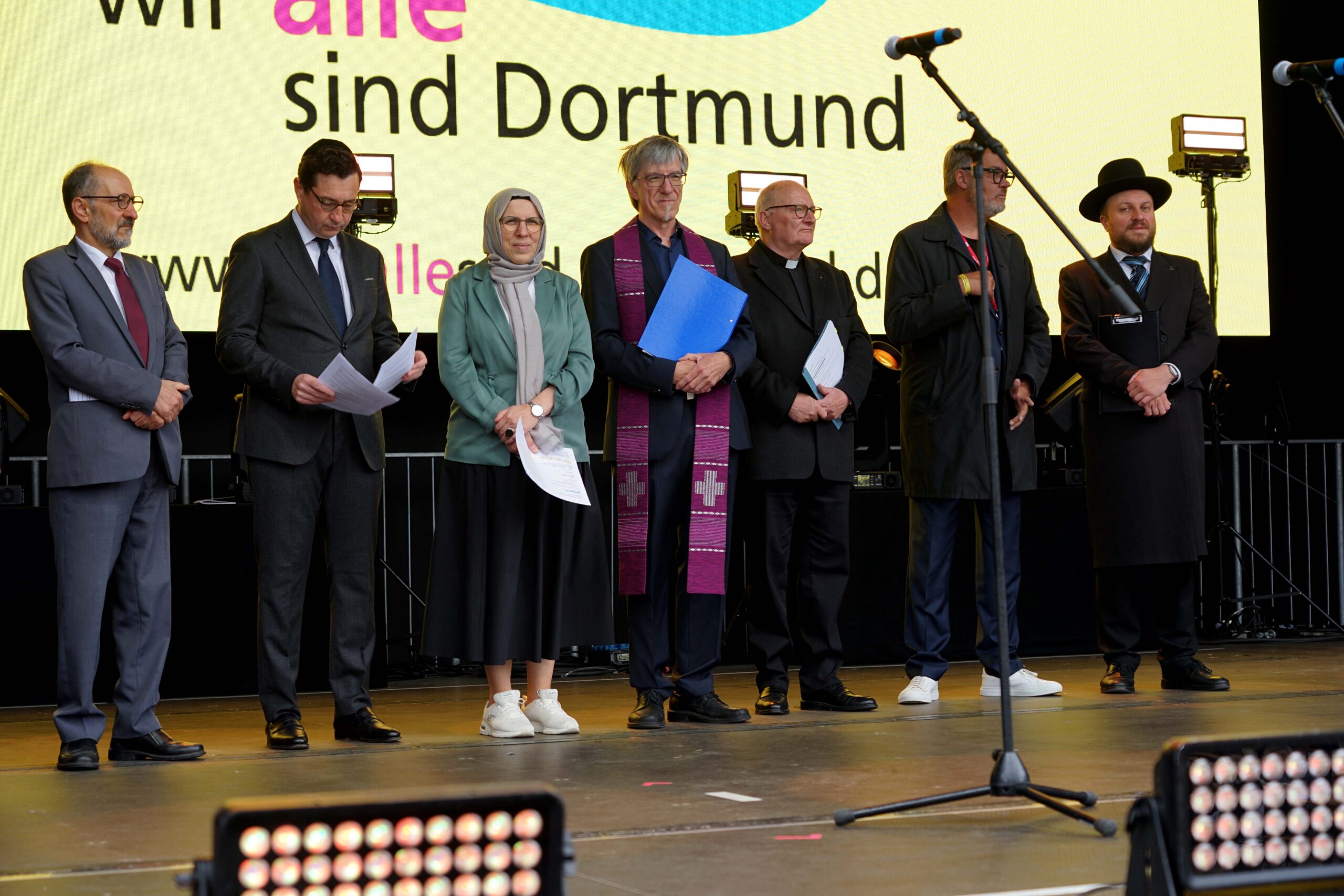 Mit einem Interreligiösen Friedensgebet auf der Hauptbühne am Friedensplatz eröffnete der Dialogkreis der Abrahamsreligionen am Sonntag den Themen- und Familientag des Dortmunder Toleranzfestes DortBUNT. Foto: Michael Bodin / Kath. Pressestelle Dortmund