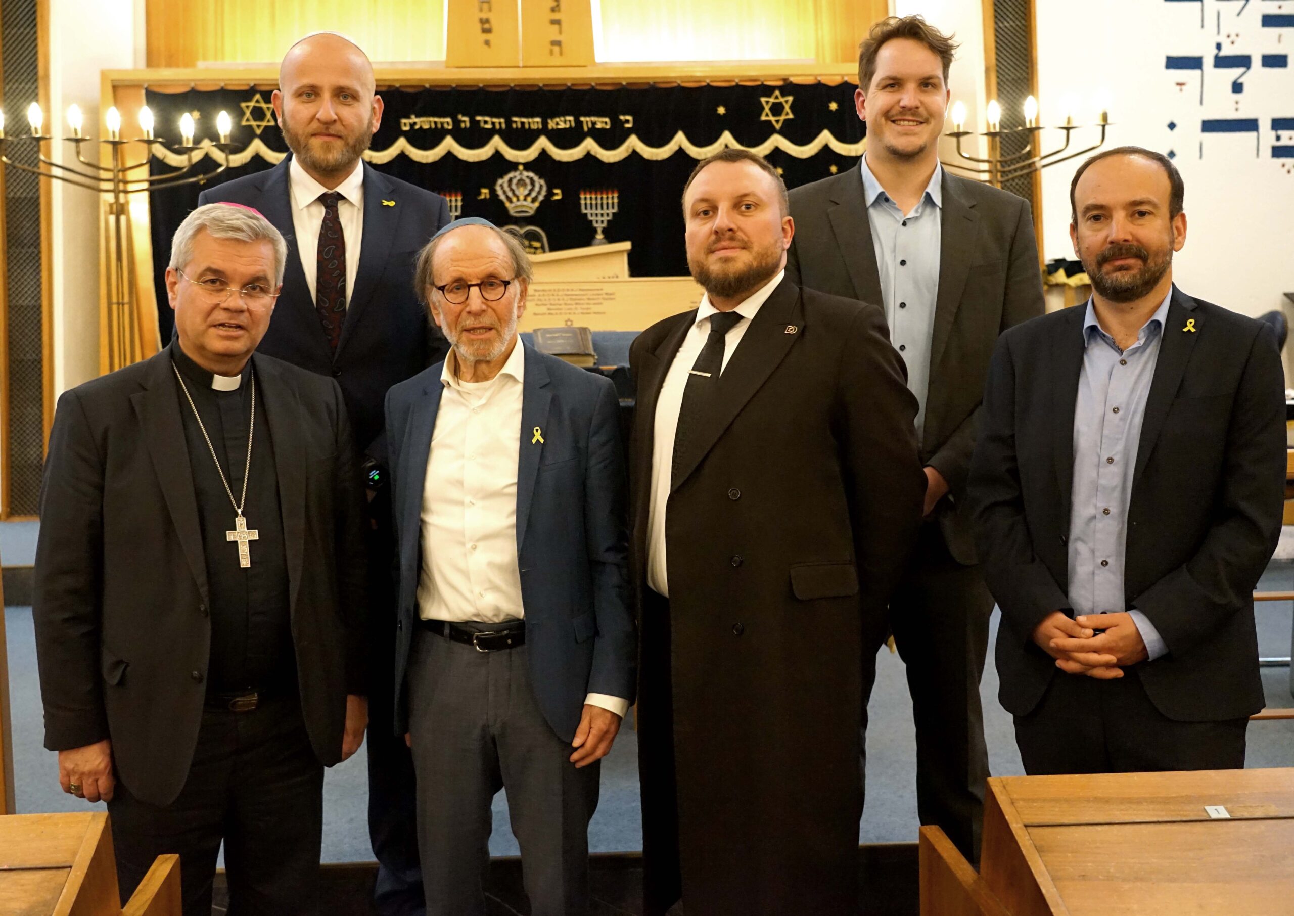 Besuch bei der Jüdischen Kultusgemeinde Groß-Dortmund (v.l.): Erzbischof Dr. Udo Markus Bentz, Geschäftsführer Leonid Chraga, Vorsitzender Zwi Rappoport, Rabbiner Avigdor Moshe Nosikov, Benedikt Körner (Erzbistum Paderborn) und Alexander Sperling (Landesverband der Jüdischen Gemeinden von Westfalen-Lippe). Foto: Michael Bodin / Erzbistum Paderborn
