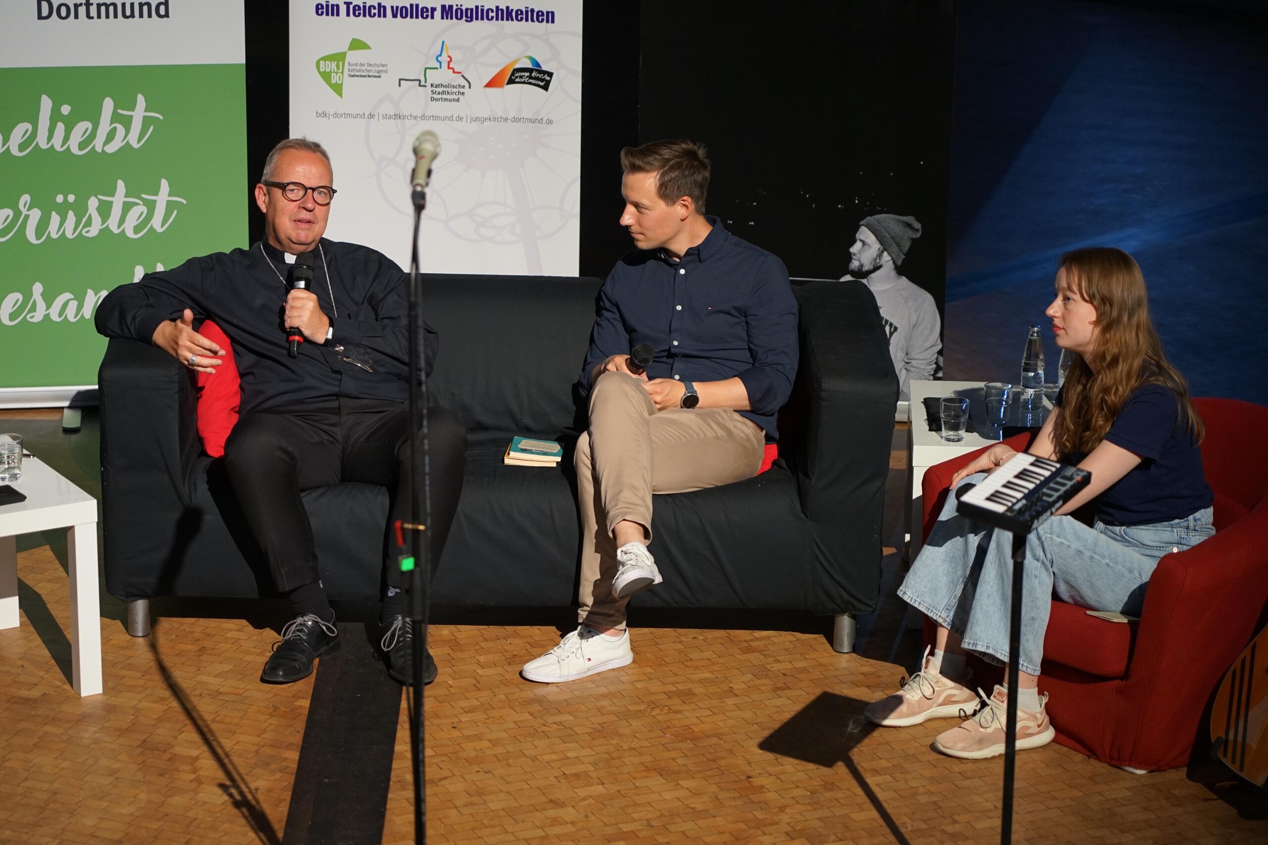 Gespräch auf dem Sofa (v.l.): Weihbischof Josef Holtkotte, Stefan Kaiser und Sophie Schubert. Foto: Michael Bodin / Erzbistum Paderborn