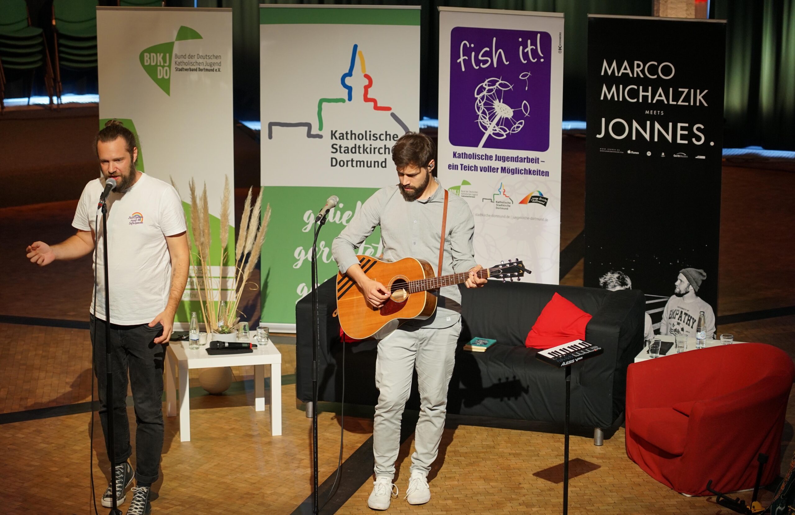 „Poetry-Konzert“ im Rahmen der Firmvorbereitung in Dortmund mit Marco Michalzik (links) und dem Musiker Jonnes (rechts). Foto: Michael Bodin / Erzbistum Paderborn