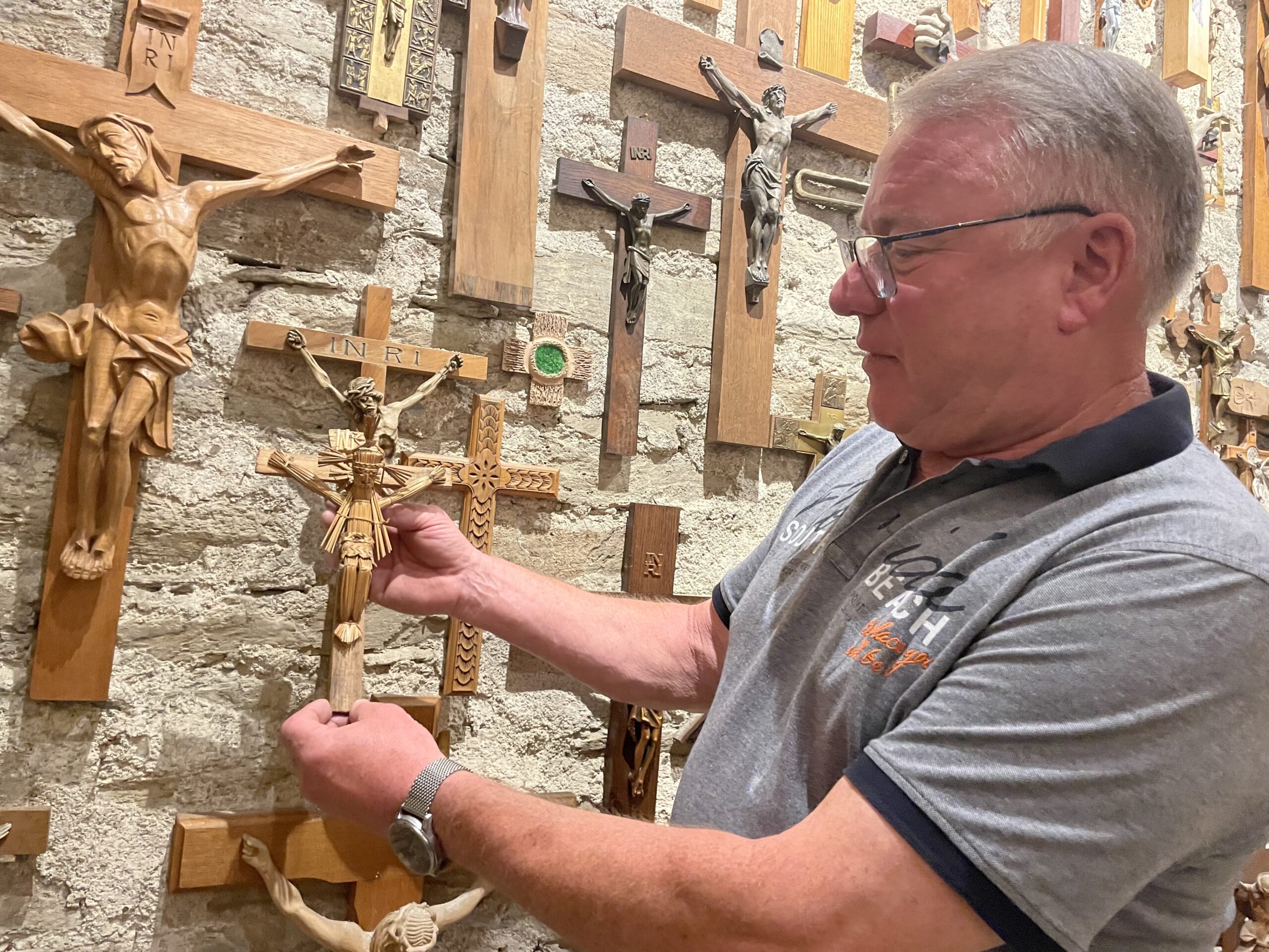 Gerhard Götte mit einem Kreuz aus Stroh