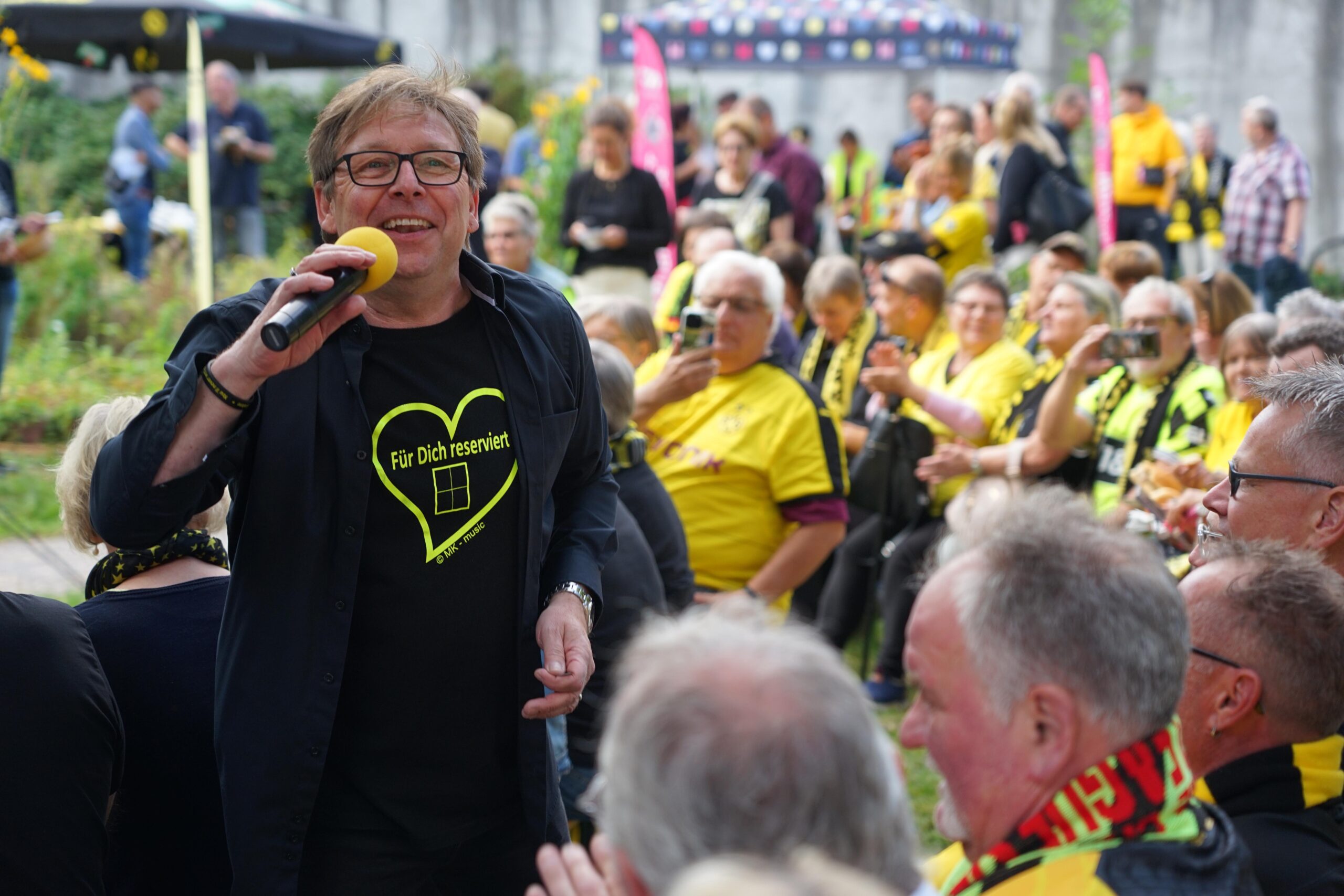 BVB-Saisoneröffnungsgottesdienst an der BVB-Gründerkirche: Für die richtige Stimmung sorgte der Liedermacher und BVB-Fan Matthias „Kasche“ Kartner. Foto: Michael Bodin / Erzbistum Paderborn