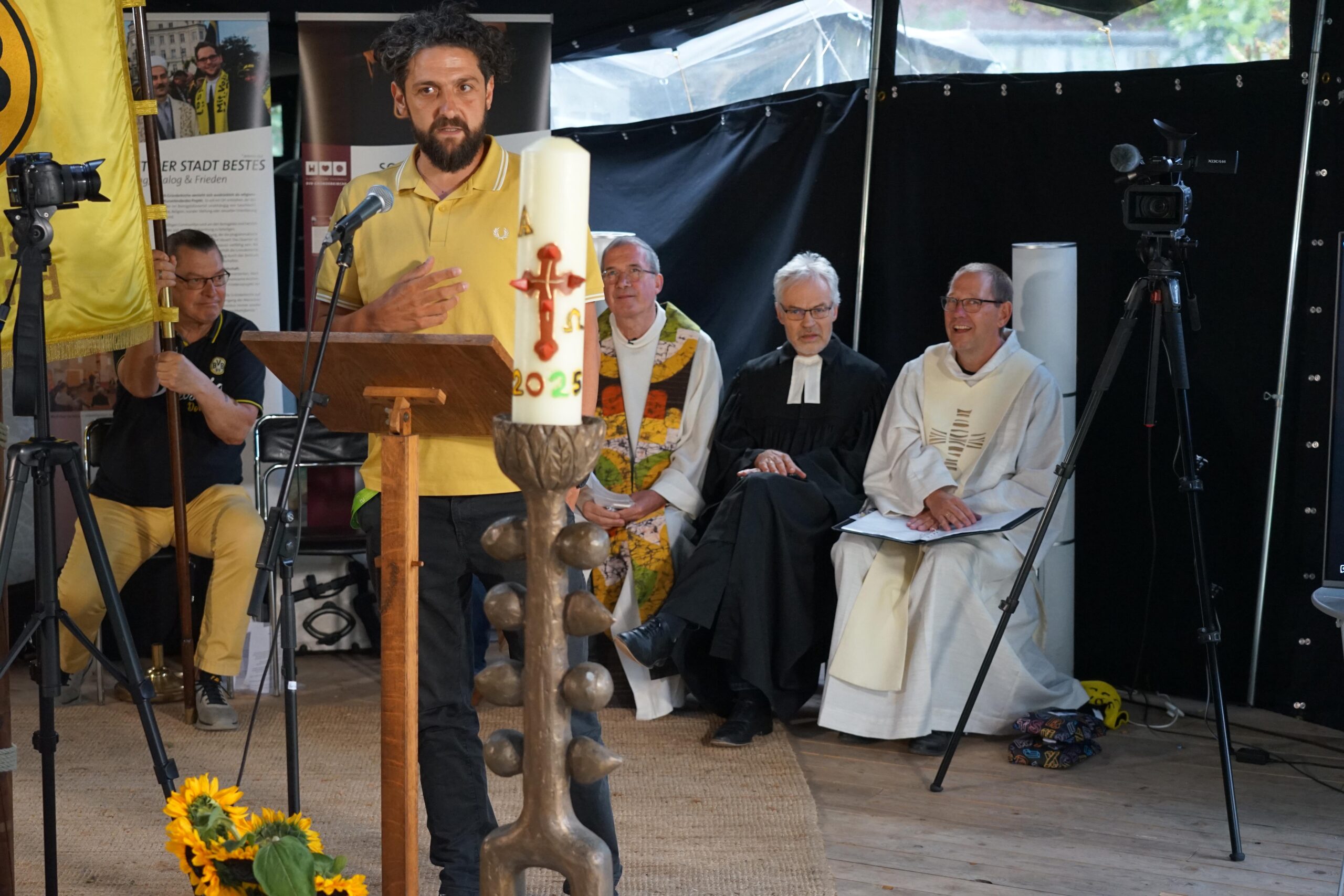 Prof. Dr. Aladin El-Mafaalani hielt den Predigtbeitrag. Außerdem wirkten unter anderem Gemeindereferent Karsten Haug, Pfarrer Friedrich Laker und Pastor Meinolf Wacker (im Hintergrund v.r.) mit. Foto: Michael Bodin / Erzbistum Paderborn