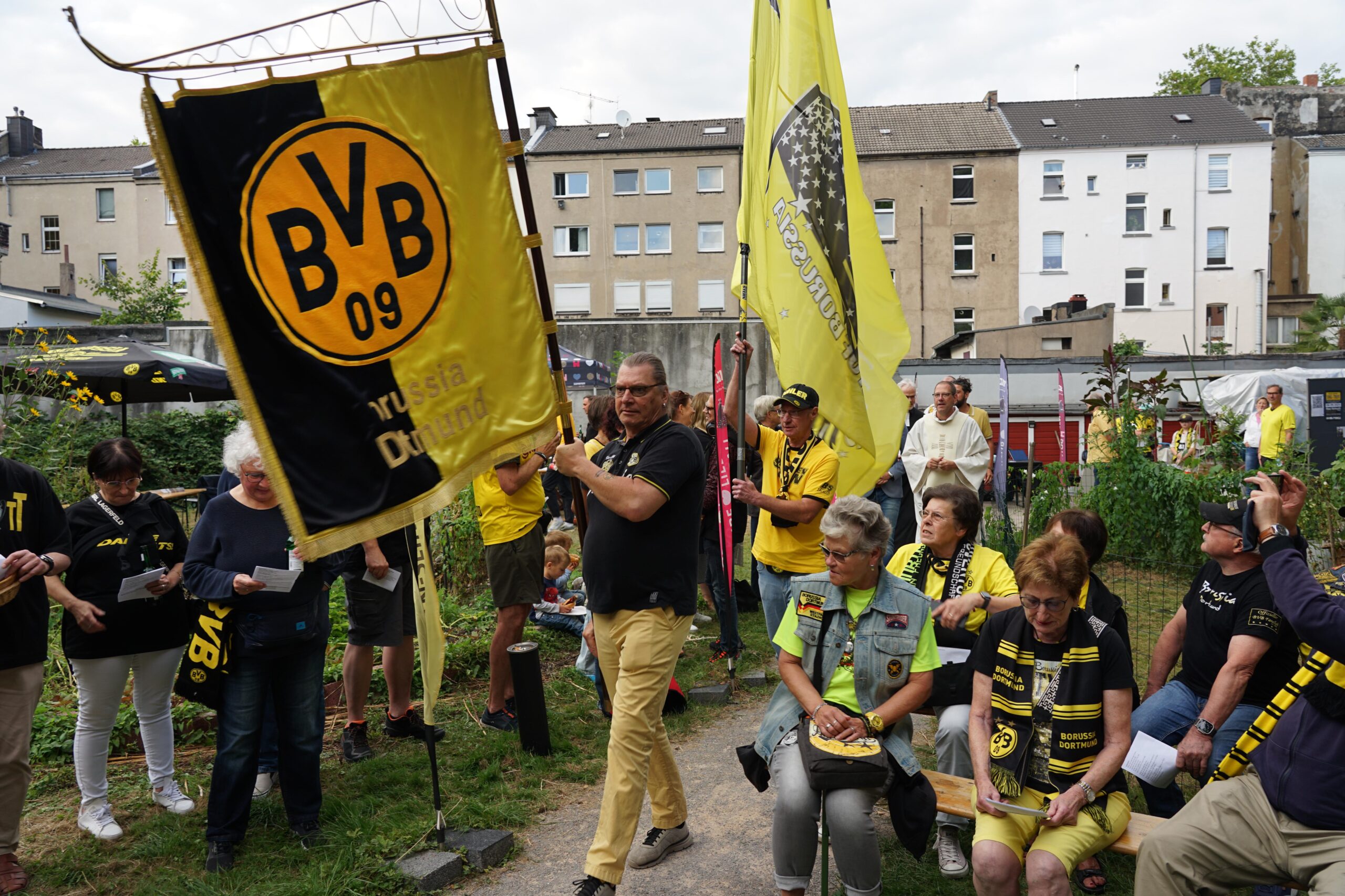 Einzug mit der BVB-Jubiläumsfahne, die traditionell zum Saisonbeginn im Gottesdienst an Vertreter des Vereins übergeben wird. Foto: Michael Bodin / Erzbistum Paderborn