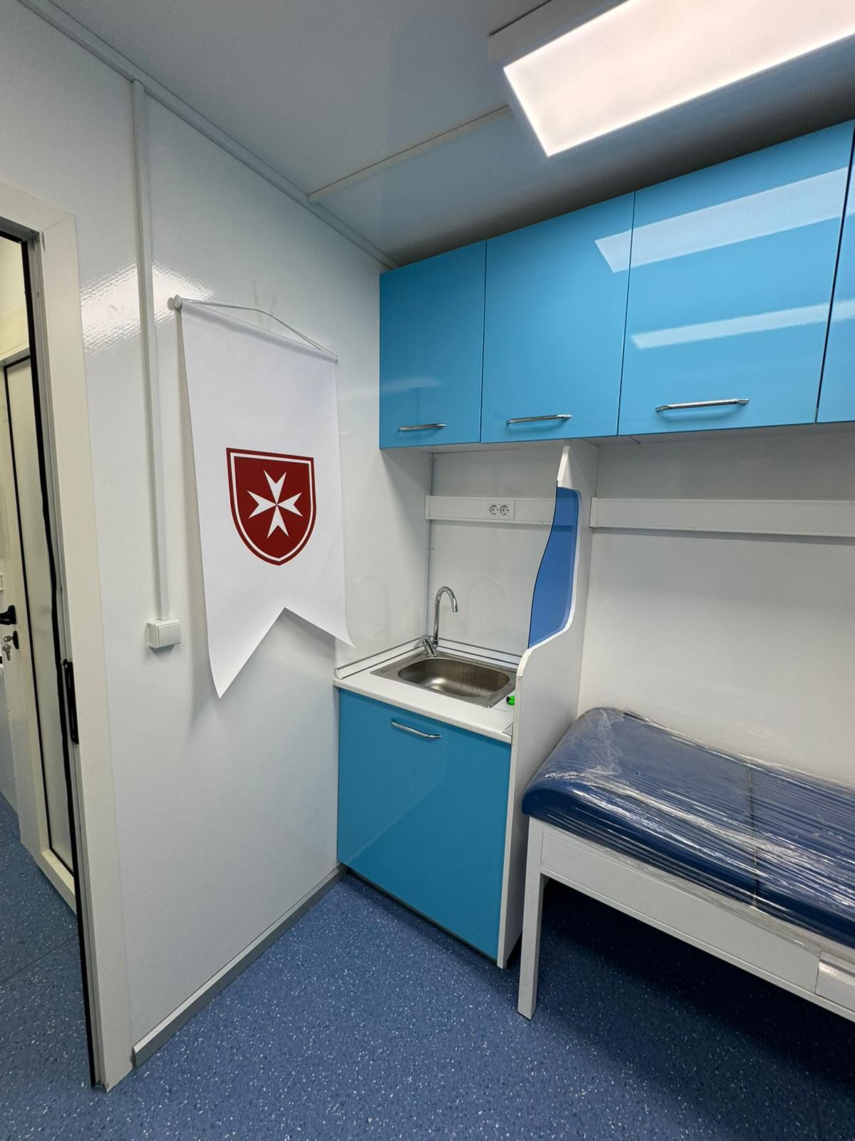 Einer der Behandlungsräume im neuen mobilen Containerhospital der Malteser International in Gaza.