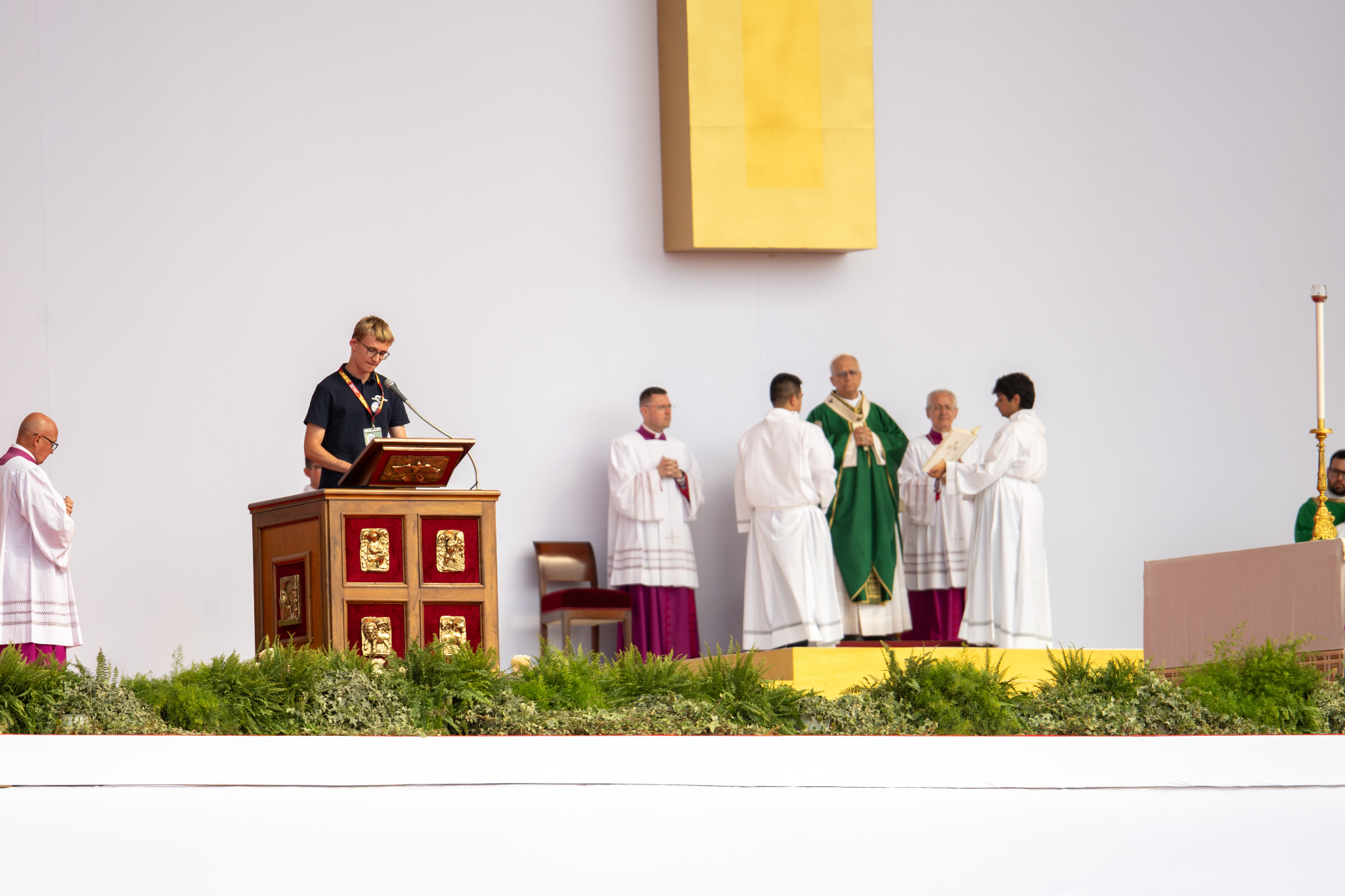 Christian Schrichten liest die deutsche Fürbitte bei der Heiligen Messe mit Papst Leo XIV.