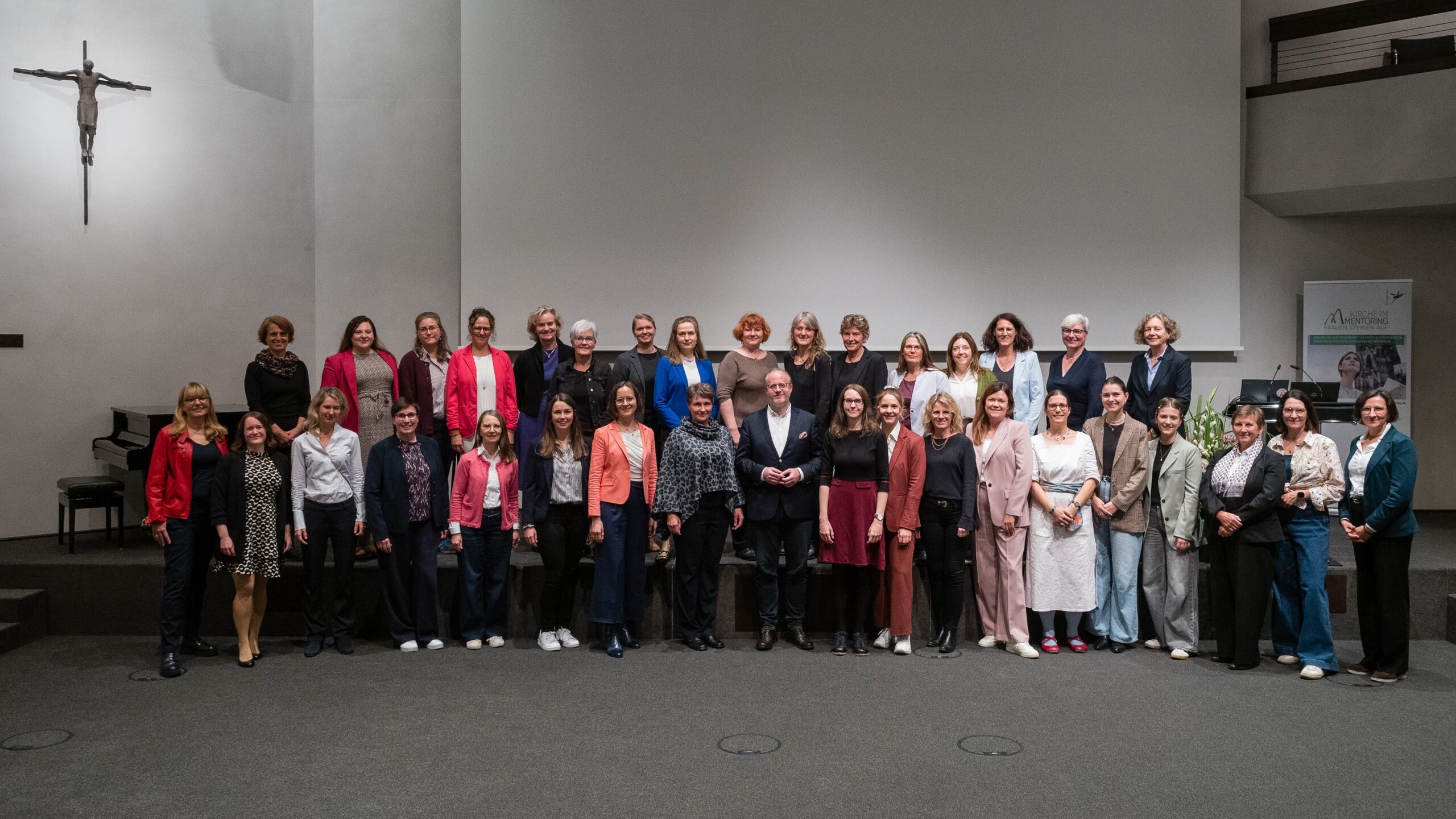 Die 16 Mentees mit Dr. Claudia Lücking-Michel, ihren Mentorinnen und einem mentor, Personalverantwortlichen und dem "Kirche im Mentoring"-Team des Hildegardis-Vereins