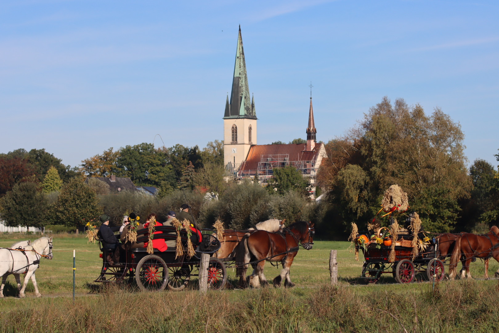 Auf einem Gespann wird eine geschmückte Erntekrone mitgeführt.