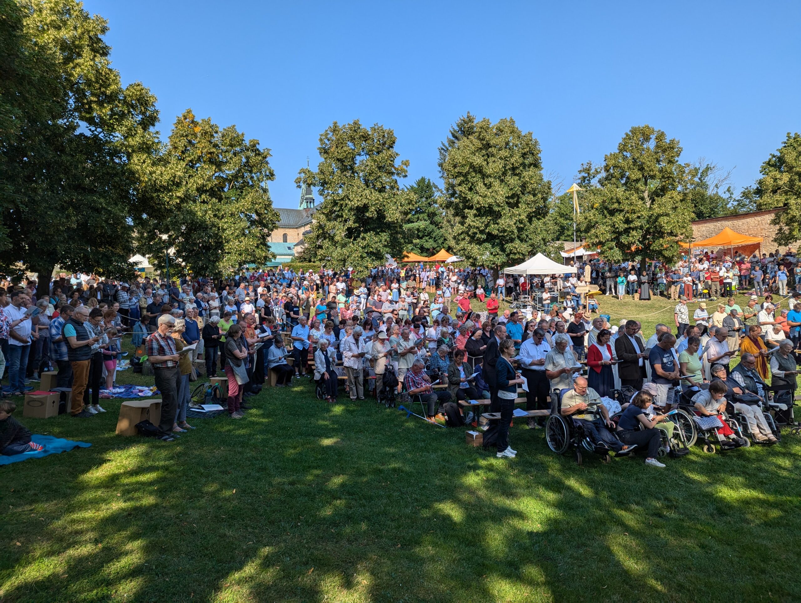 Freiluftmesse auf dem Areal der Huysburg.