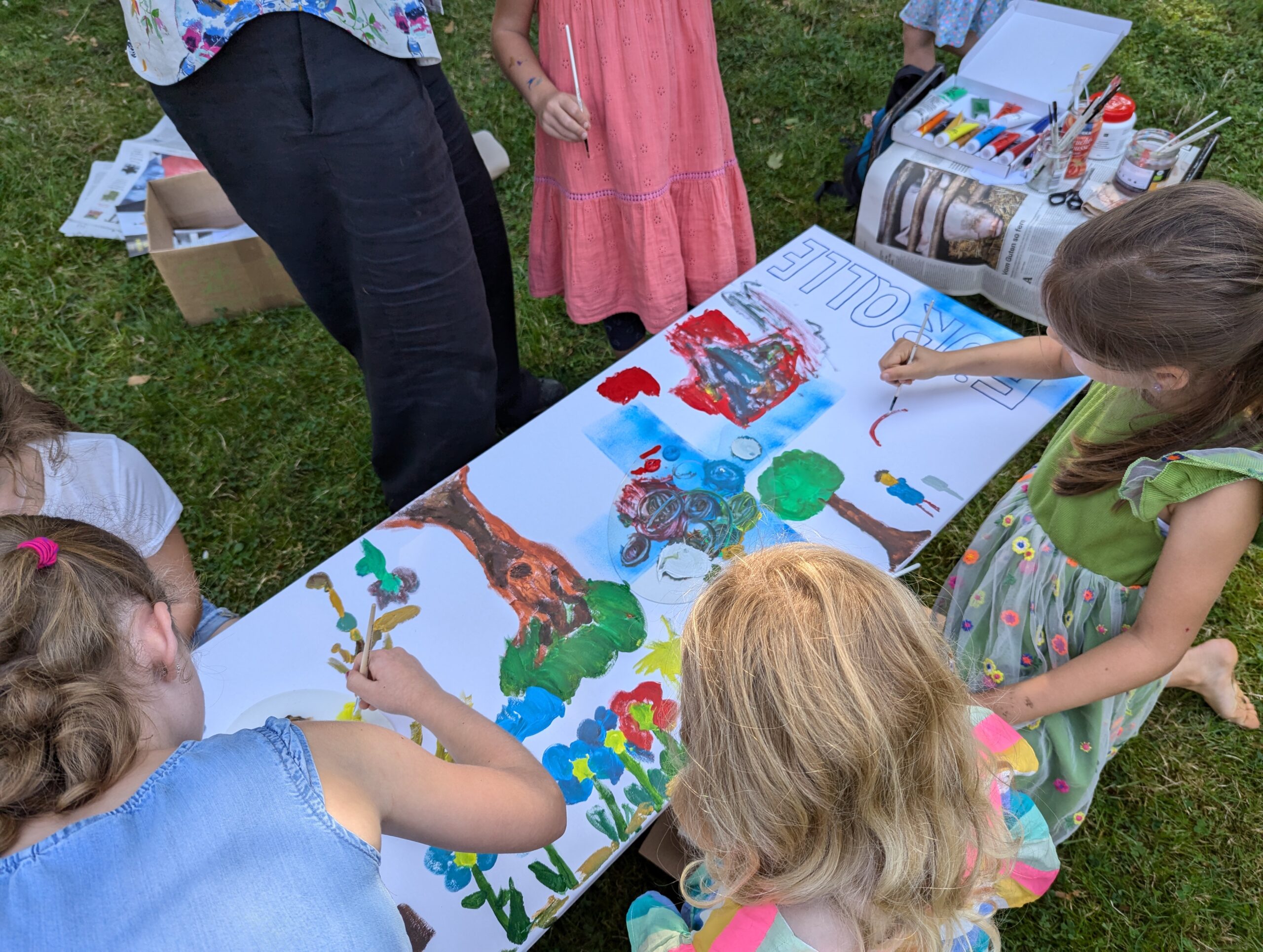 Die Caritas macht Zuckerwatte, das Bistum informiert und es gibt Angebote für Kinder zum Malen und Basteln.