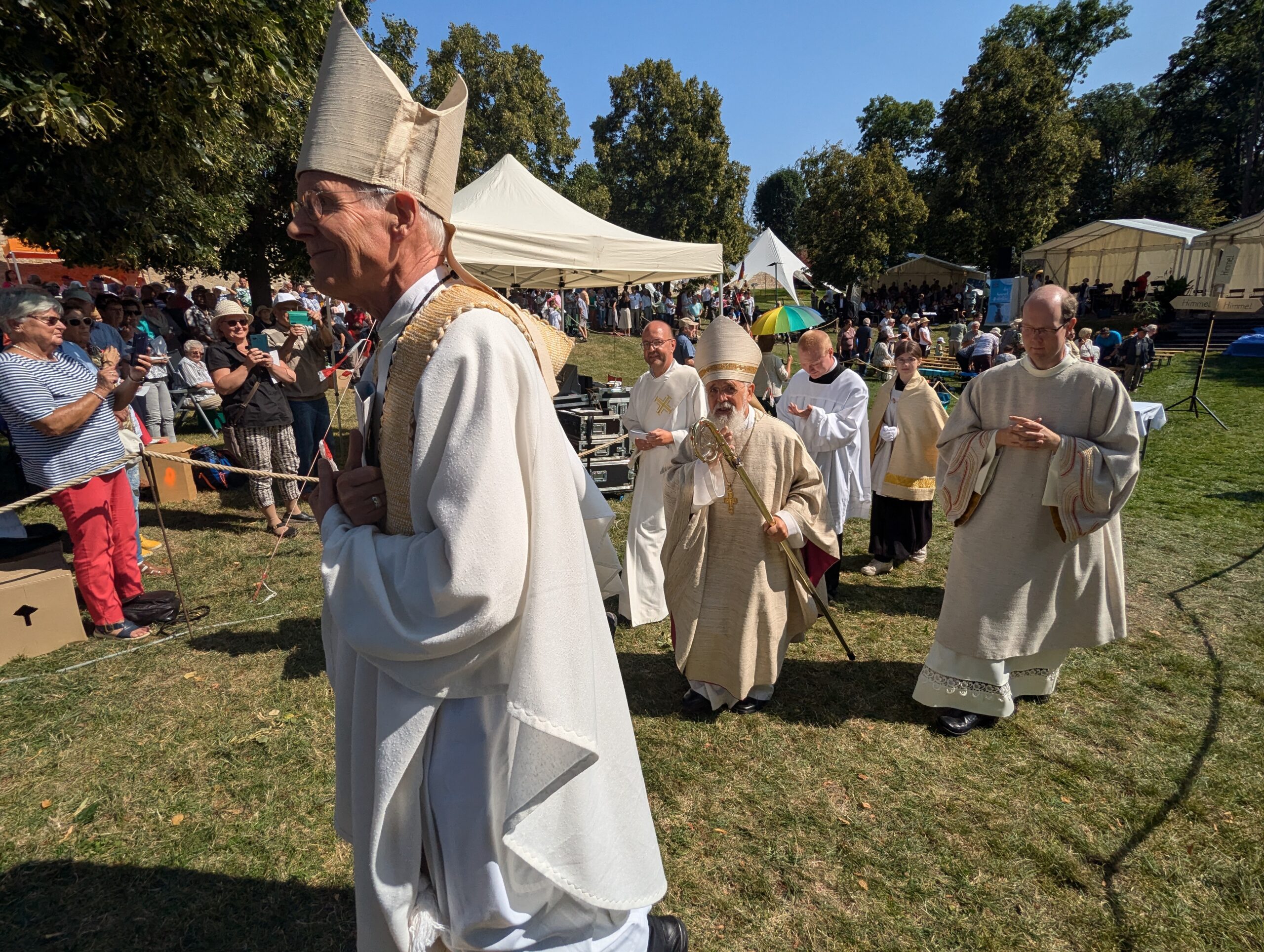 Der Magdeburger Bischof Gerhard Feige eröffnet den Freiluftgottesdienst auf der Huysburg im Jahr 2024.