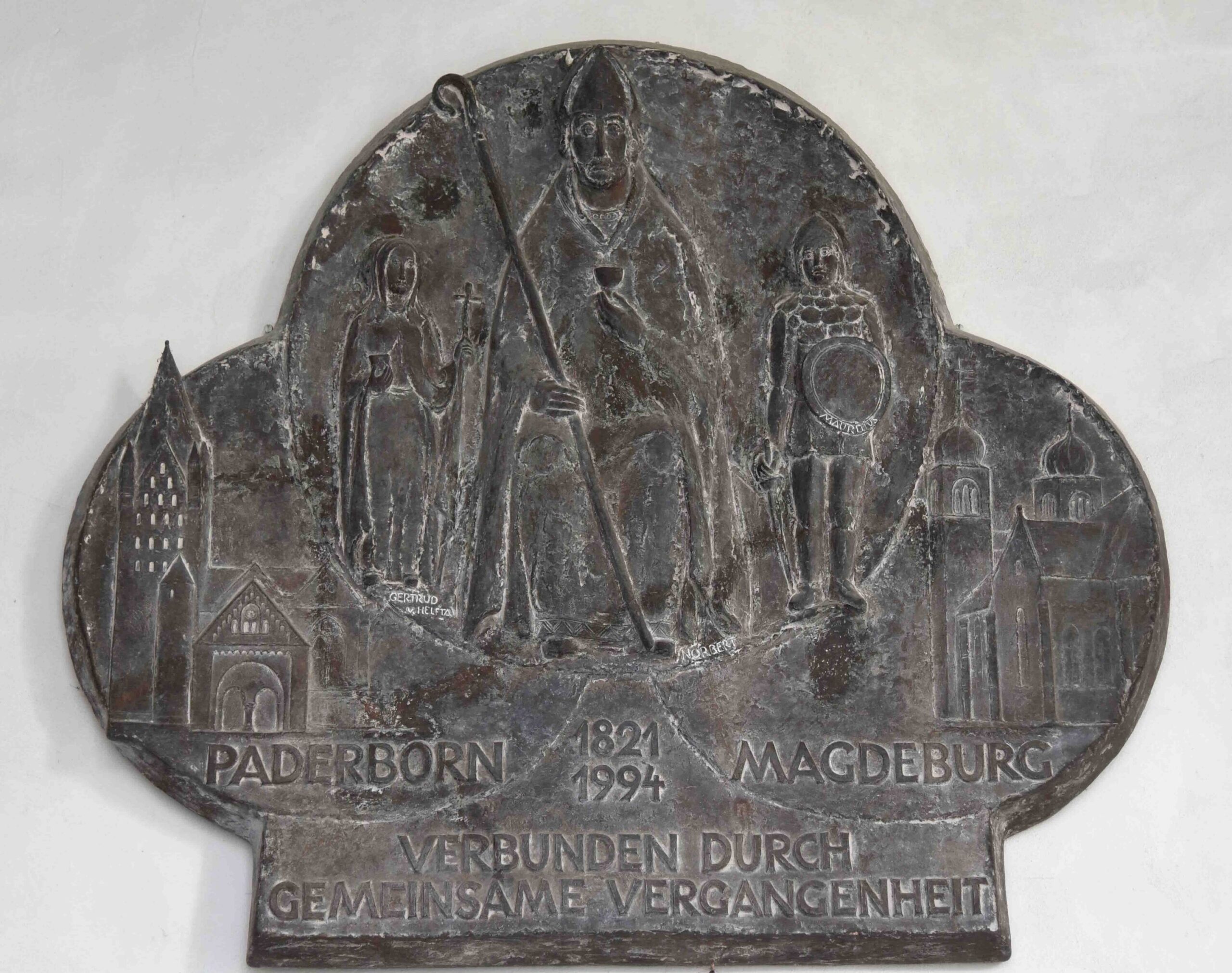 Festgeschrieben und in Metall gegossen: Eine Tafel im Kreuzgang des Paderborner Domes bezeugt die Partnerschaft mit dem Bistum Magdeburg.