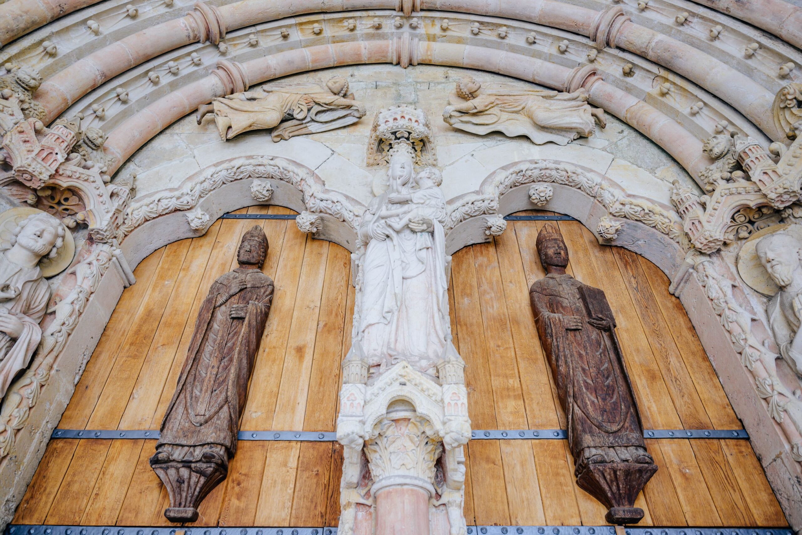 Die Madonna mit Kind am Paradiesportal des Paderborner Domes. Eine Kopie befindet sich in einer Kapelle auf der Huysburg.