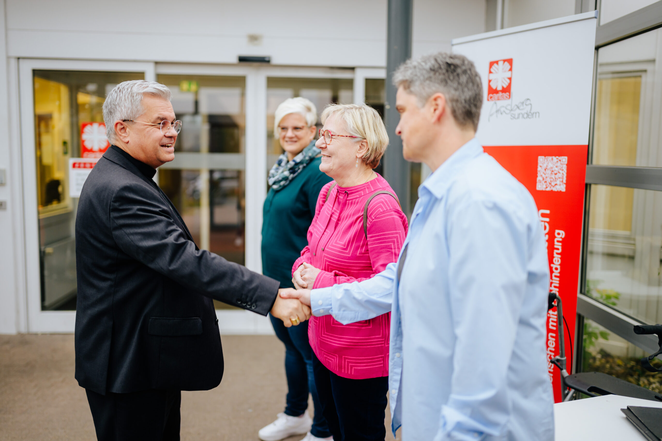 Erzbischof Dr. Udo Markus Bentz wird begrüßt von Corinna Reiter.