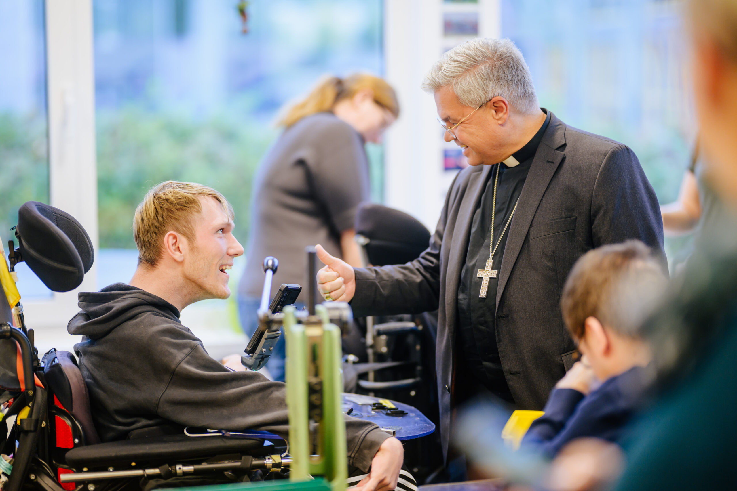 Erzbischof Bentz lernt von den Beschäftigten der Caritas-Werkstätten über ihre Arbeit.