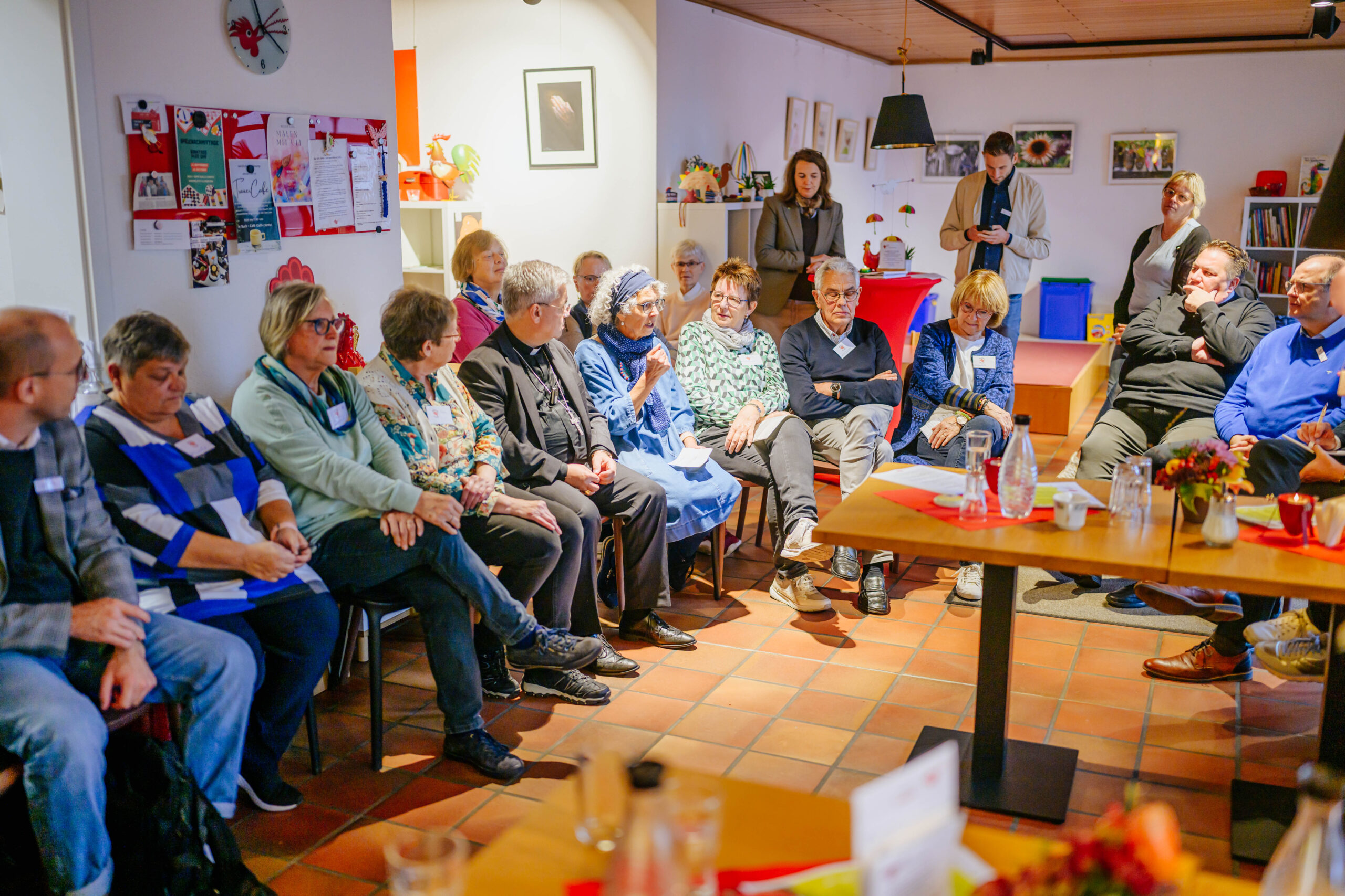 Erzbischof Bentz mit den Ehrenamtlichen im Café Galli Cantu.