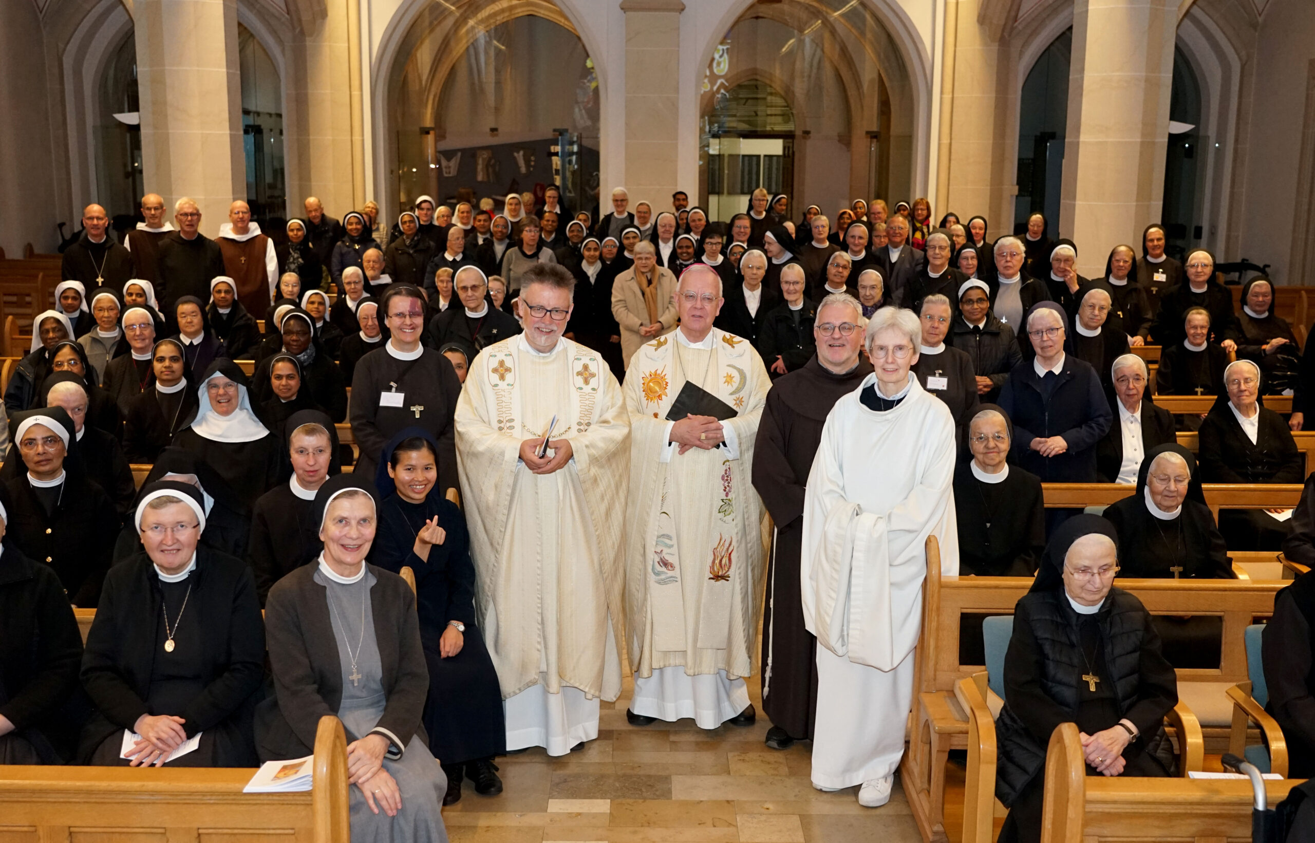 Mehr als 150 Ordensfrauen und Ordensmänner aus den Gemeinschaften im Erzbistum Paderborn trafen sich am Samstag, 11. Oktober 2025, im Mutterhaus der Franziskanerinnen Salzkotten zum jährlichen Ordenstag. Bildmitte (v.l.): Pater Siegfried Modenbach SAC (Vorsitzender der Paderborner Ordenskonferenz), Weihbischof Matthias König, Bruder Martin Lütticke ofm und Schwester M. Ulrike Brand CBMV in der Mutterhauskirche. Foto: Michael Bodin / Erzbistum Paderborn