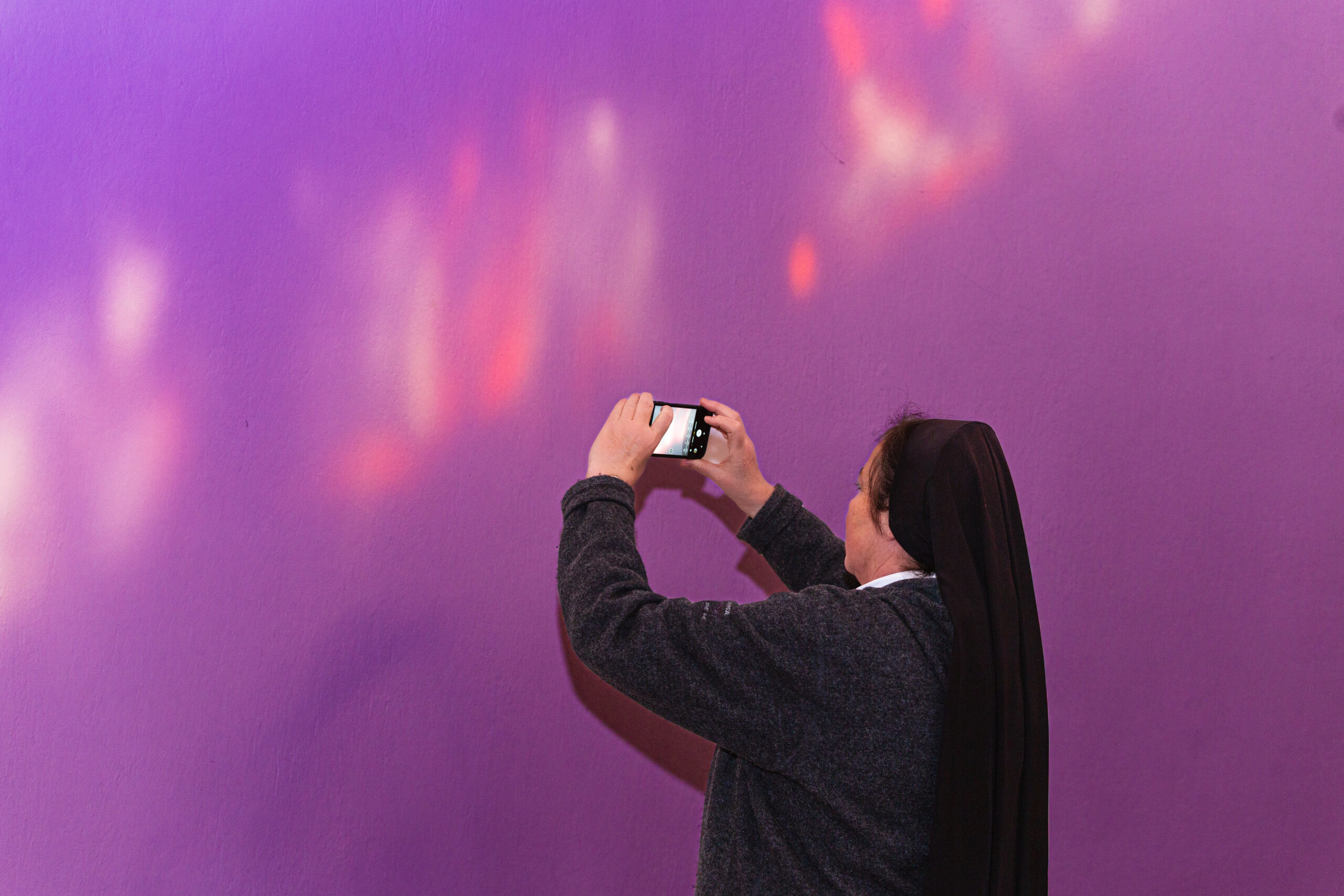 Schwester Elisabeth Bäbler macht ein Foto