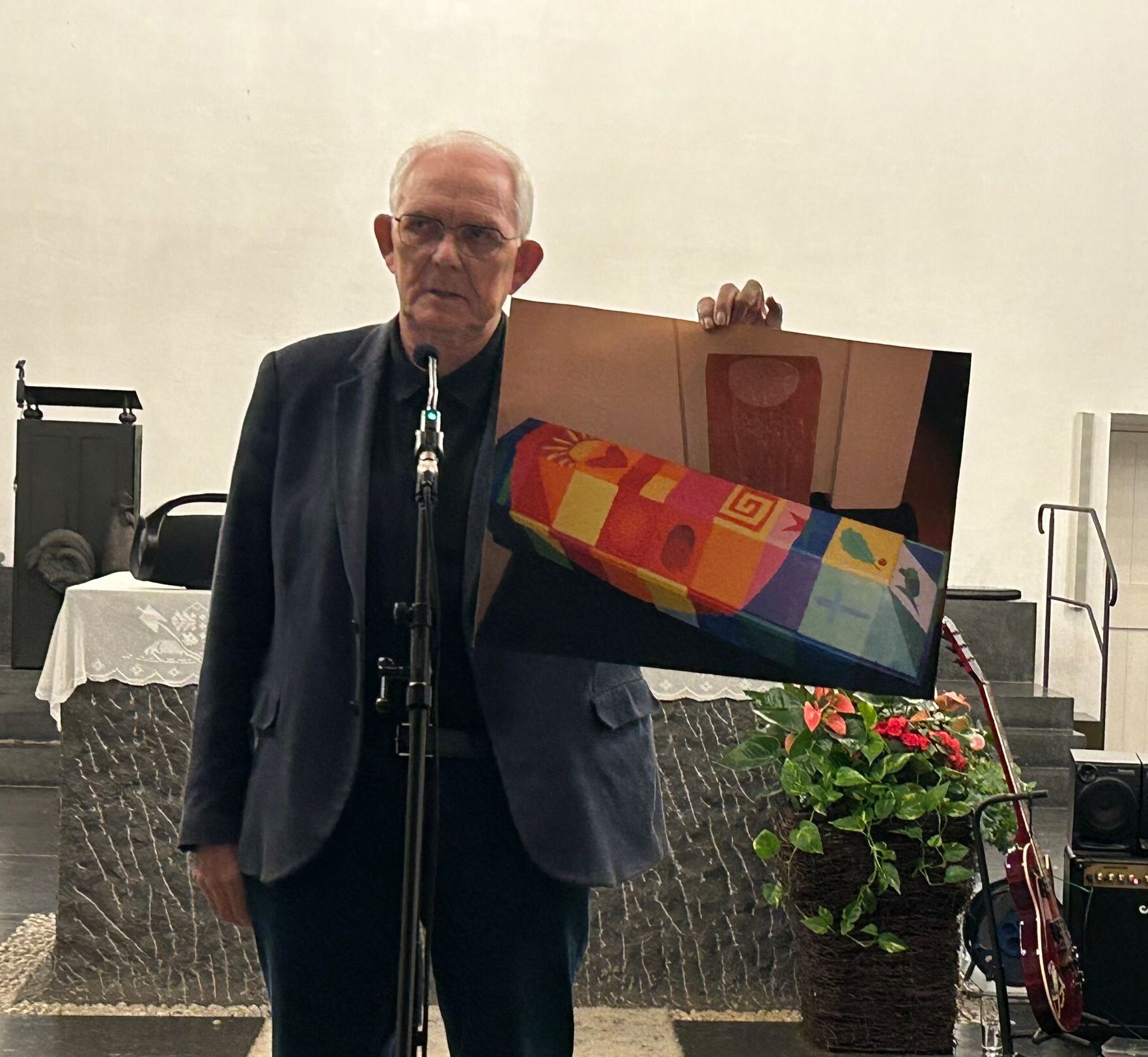 Dieses Bild zeigt einen Sarg, den ein Mädchen bemalte. Später wurde darin seine Mutter beerdigt.