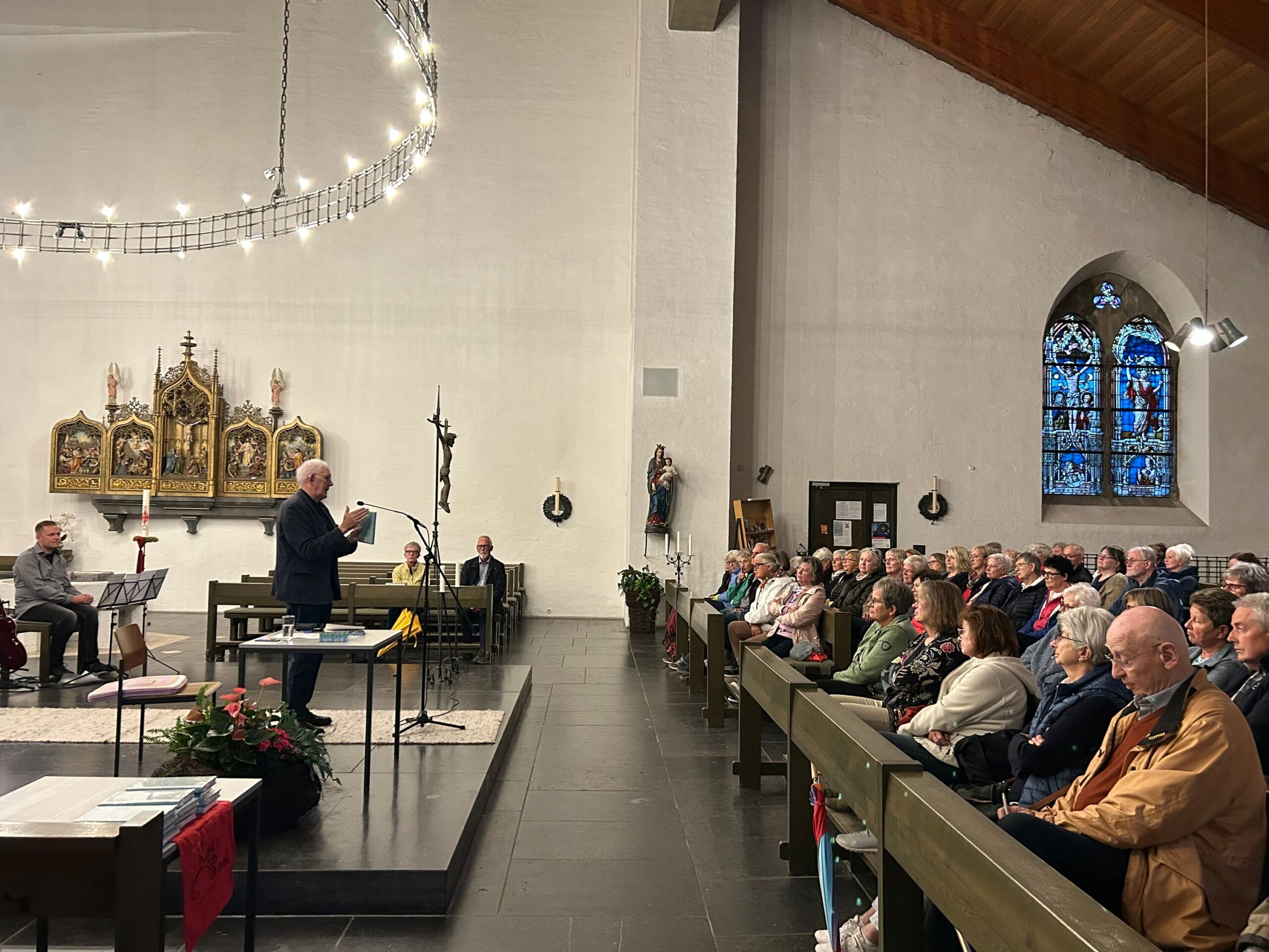 Ullrich Auffenberg bei seiner Lesung in St. Cyriakus Olsberg-Bruchhausen.