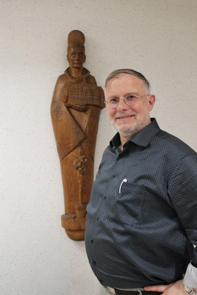 Lehrer Rainer Ludwig, St.-Franziskus-Schule Olpe vor der Josefs-Statue, die angefertigt wurde zum Dank, dass die Schule im Krieg nicht stark beschädigt wurde.