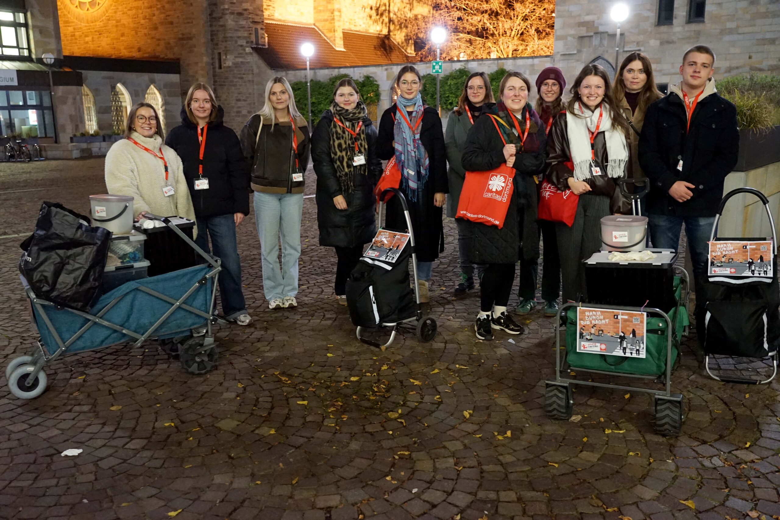 Mit zwei Bollerwagen, aus denen sie heiße Getränke, Martinsbrezeln, Hygieneartikel, Schlafsäcke und weiteren Sachspenden an obdachlose Menschen verteilten, zogen die Teilnehmenden der Veranstaltung „Hingehen statt wegsehen“ am Abend durch die Dortmunder Innenstadt. Foto: Michael Bodin / Erzbistum Paderborn