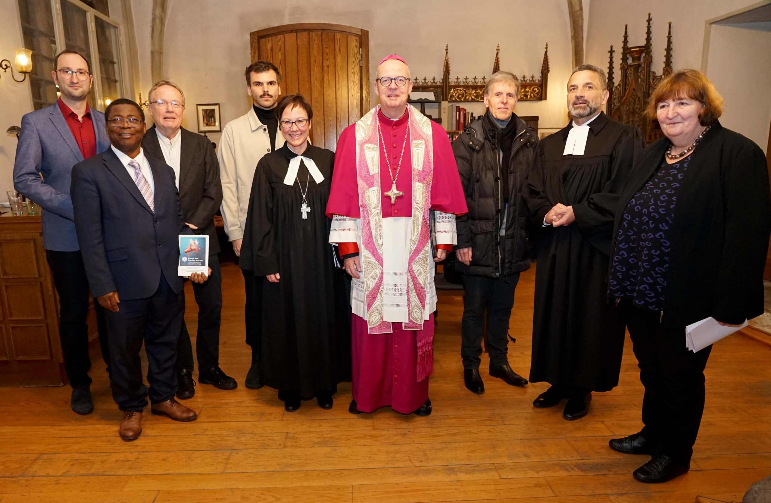 Abschlussgottesdienst der Ökumenischen Friedensdekade 2025 in Dortmund (v.l.): Kantor Christian Drengk, Pfarrer Jean-Gottfried Mutombo, Pfarrer i.R. Achim Riggert, Dr. Maximilian Schell, Präses Dr. Adelheid Ruck-Schröder. Weihbischof Josef Holtkotte, Uwe Trittmann, Superintendent Christian Bald und Pfarrerin i.R. Ursula August. Foto: Michael Bodin / Erzbistum Paderborn